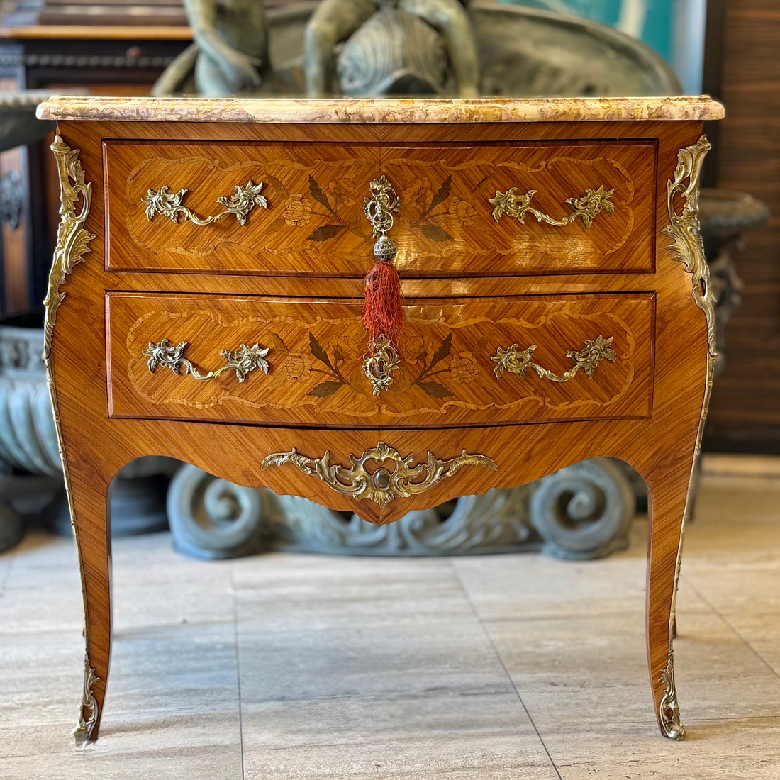 Comoda francesa estilo Luis XV. Francia SXIX