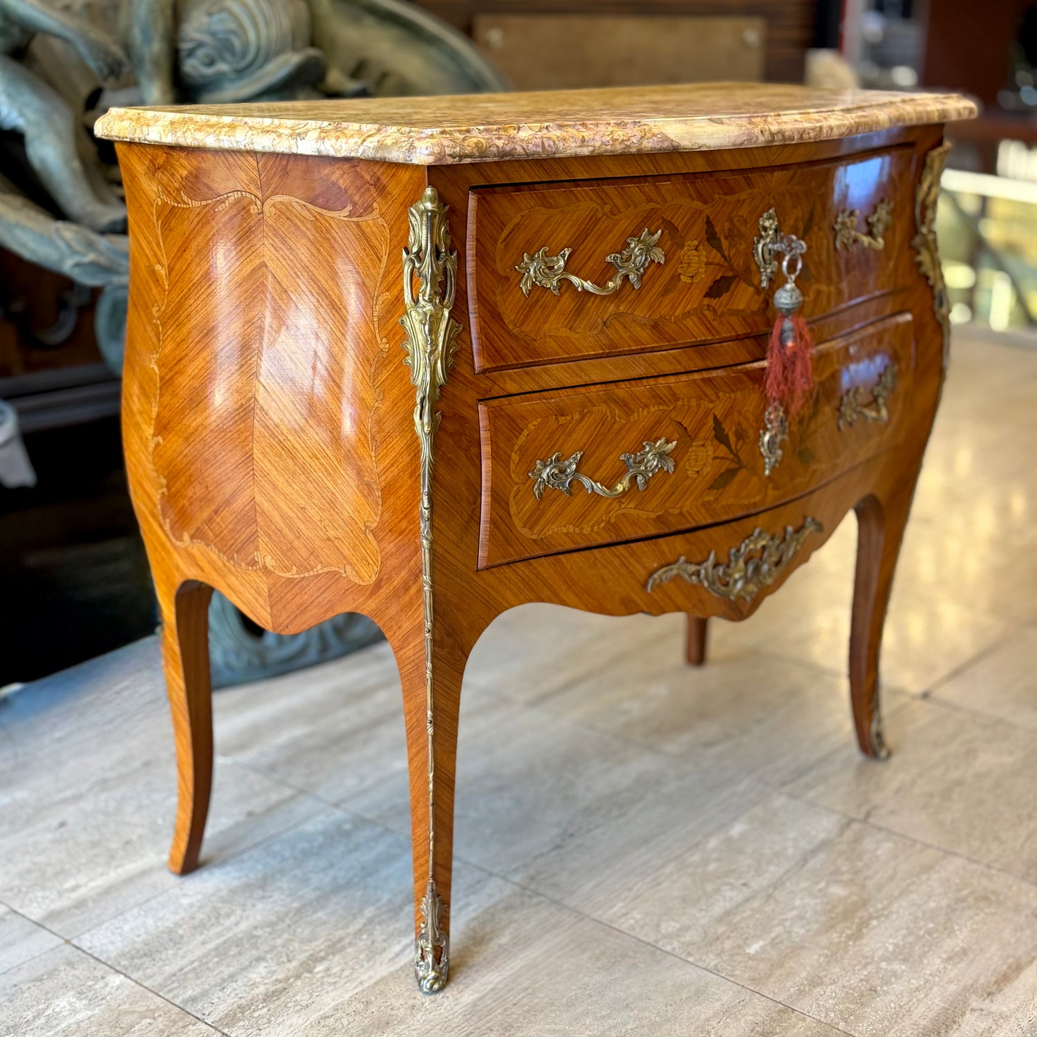 Comoda francesa estilo Luis XV. Francia SXIX