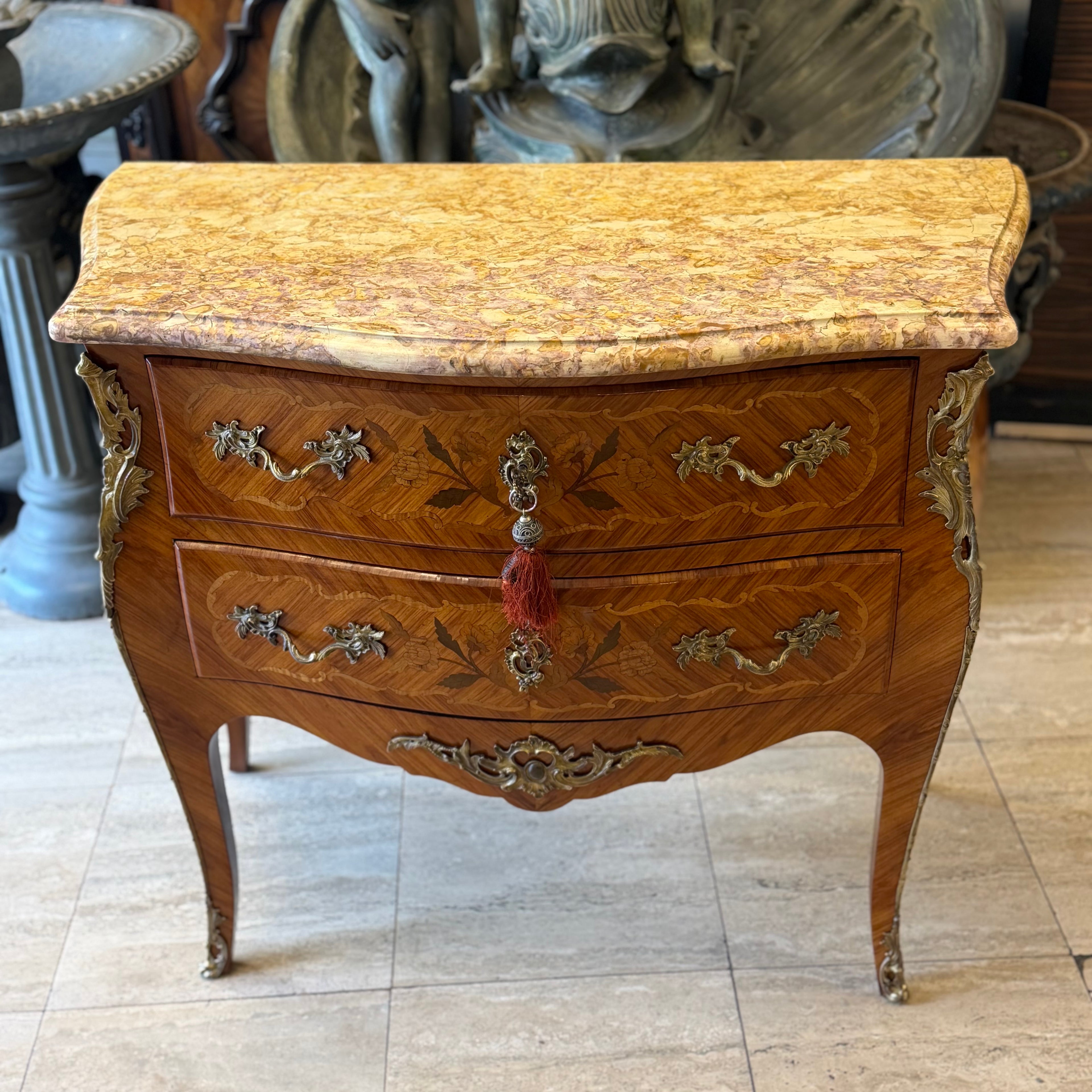 Comoda francesa estilo Luis XV. Francia SXIX