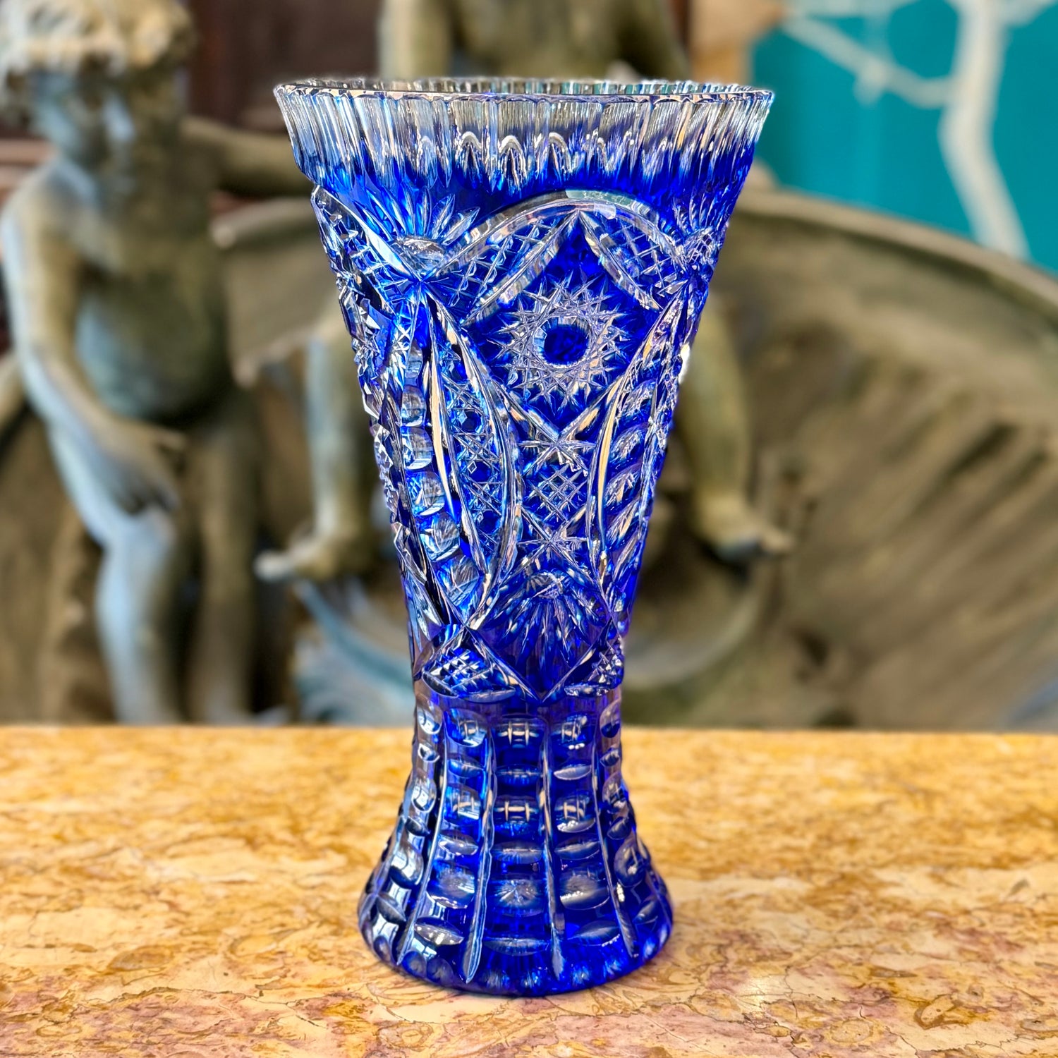 Florero de cristal cortado azul intenso. Bohemia SXIX