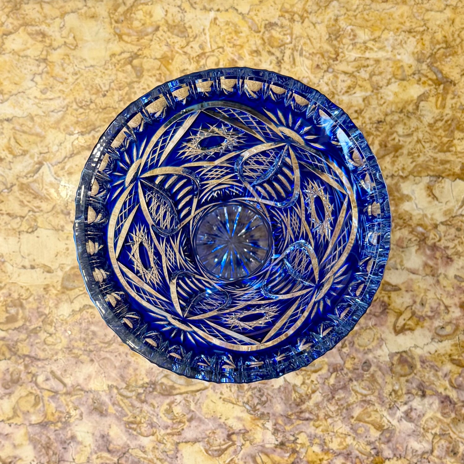 Florero de cristal cortado azul intenso. Bohemia SXIX