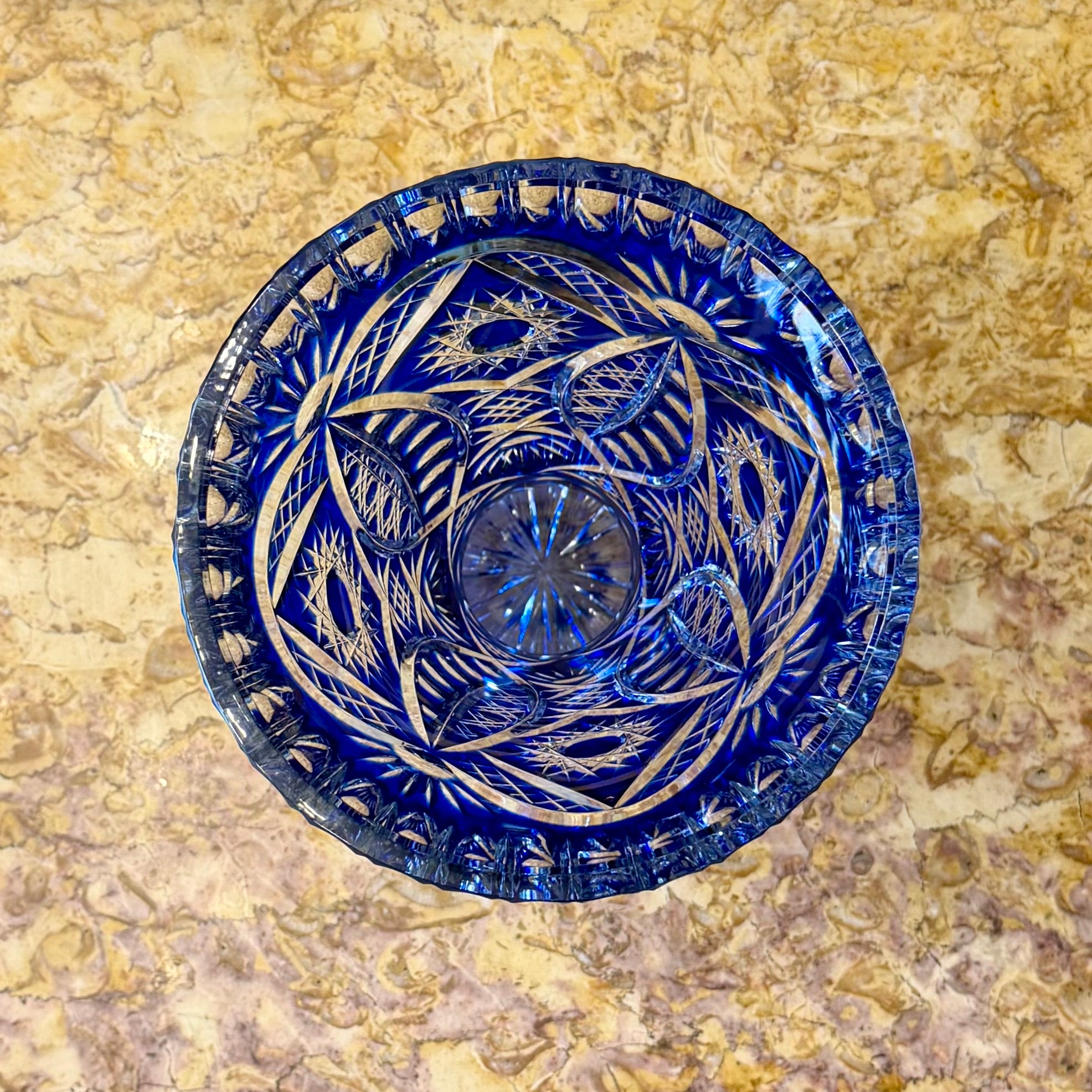 Florero de cristal cortado azul intenso. Bohemia SXIX