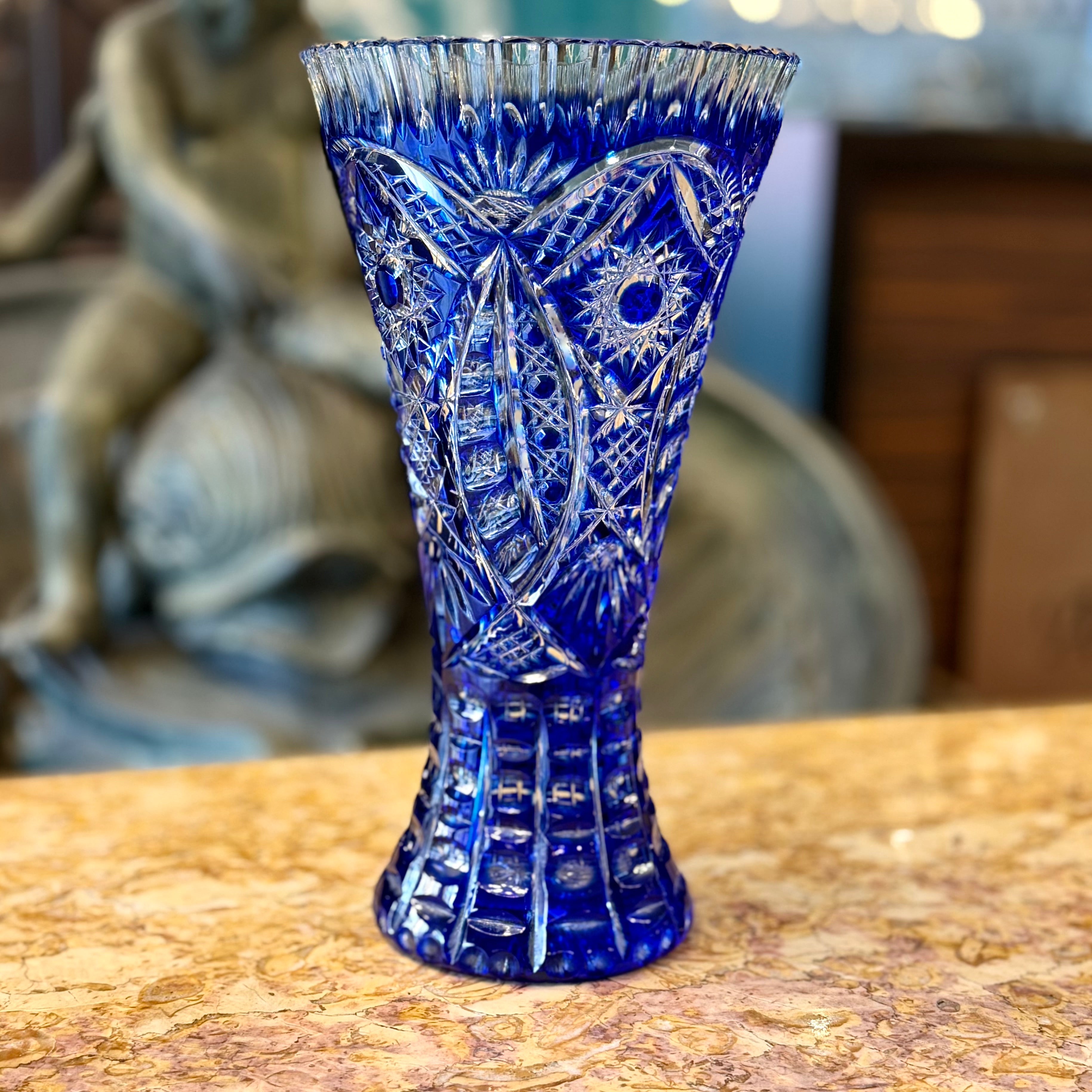 Florero de cristal cortado azul intenso. Bohemia SXIX