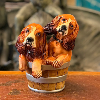 Dos cachorros cocker spaniel en porcelana dentro de un balde. Italia SXX