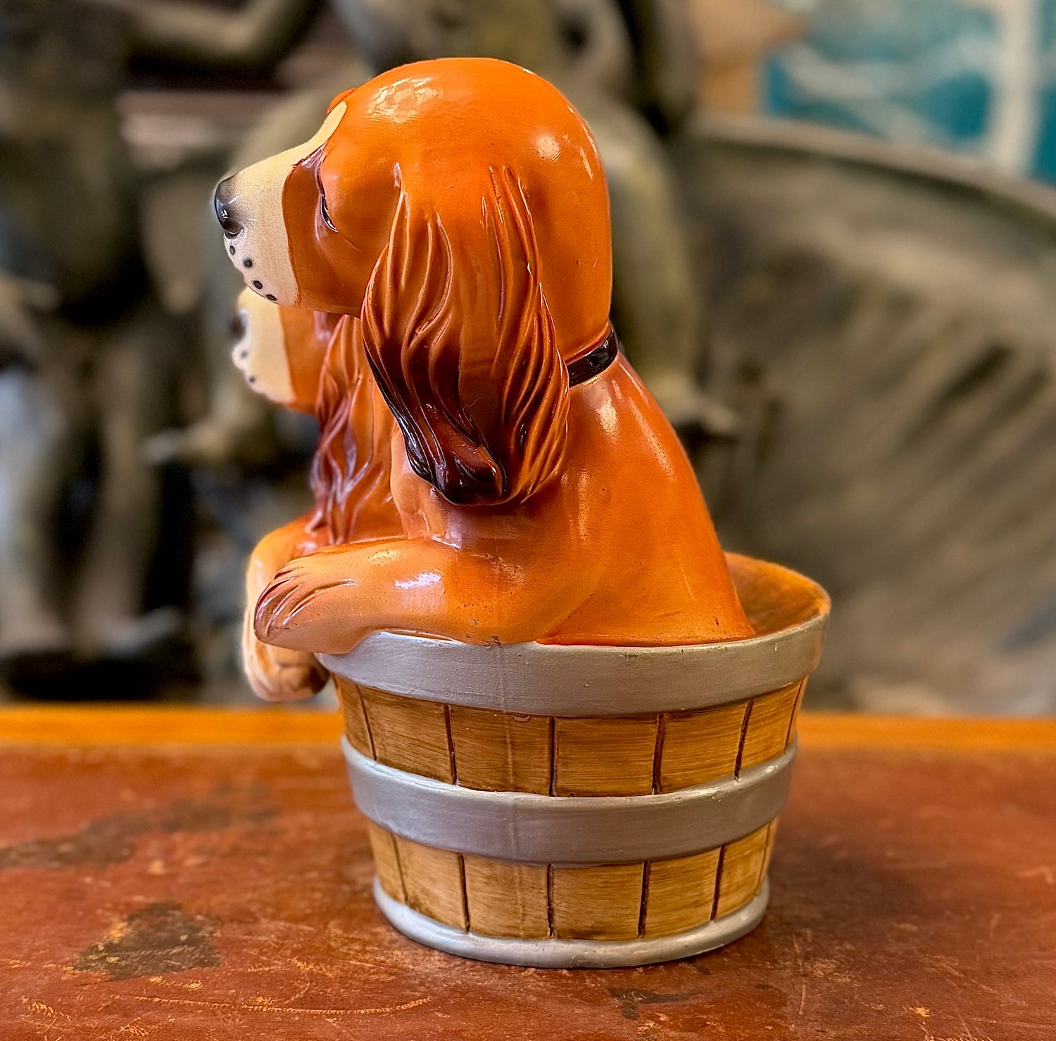 Dos cachorros cocker spaniel en porcelana dentro de un balde. Italia SXX