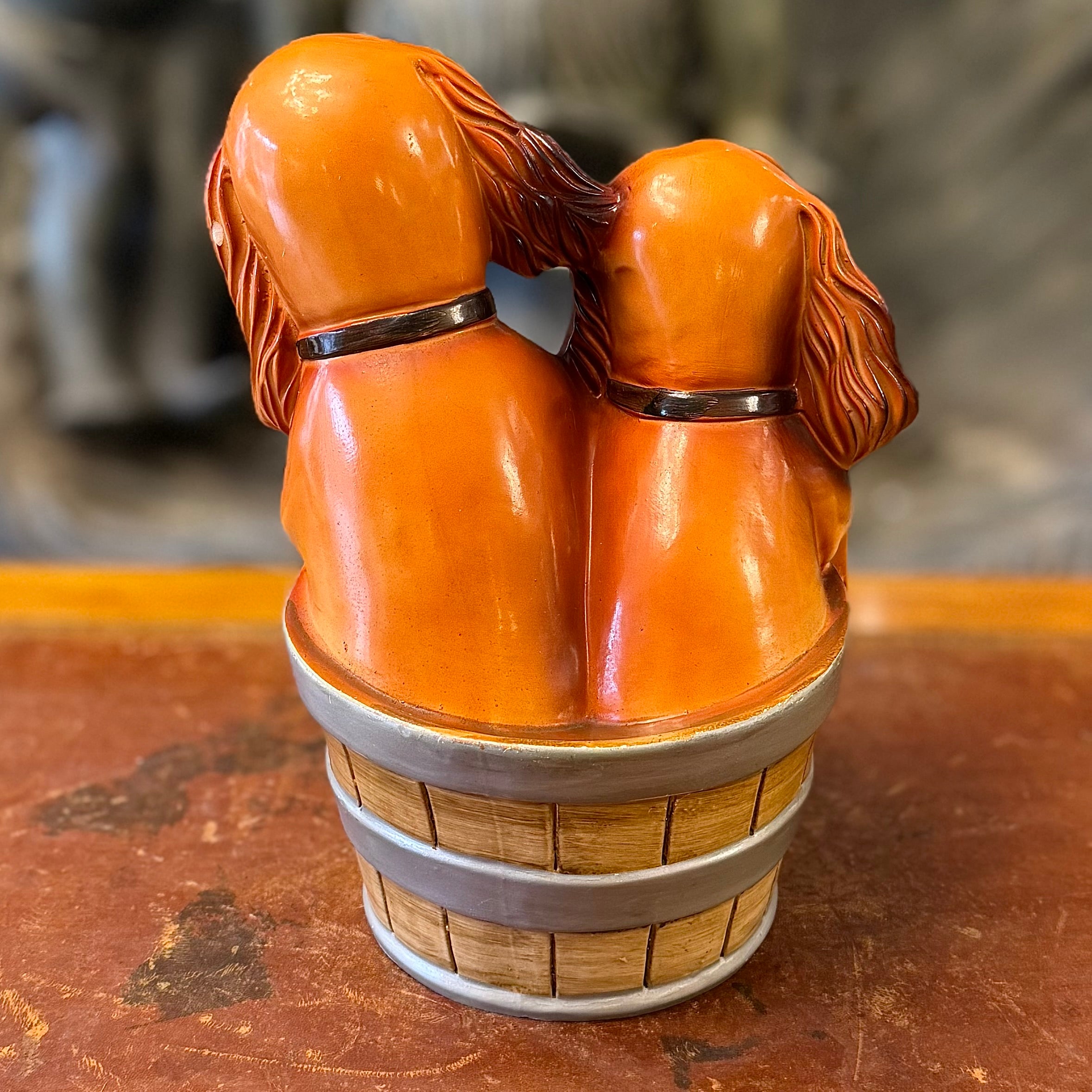 Dos cachorros cocker spaniel en porcelana dentro de un balde. Italia SXX