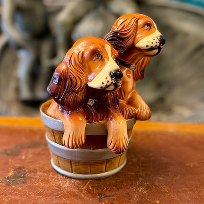 Dos cachorros cocker spaniel en porcelana dentro de un balde. Italia SXX