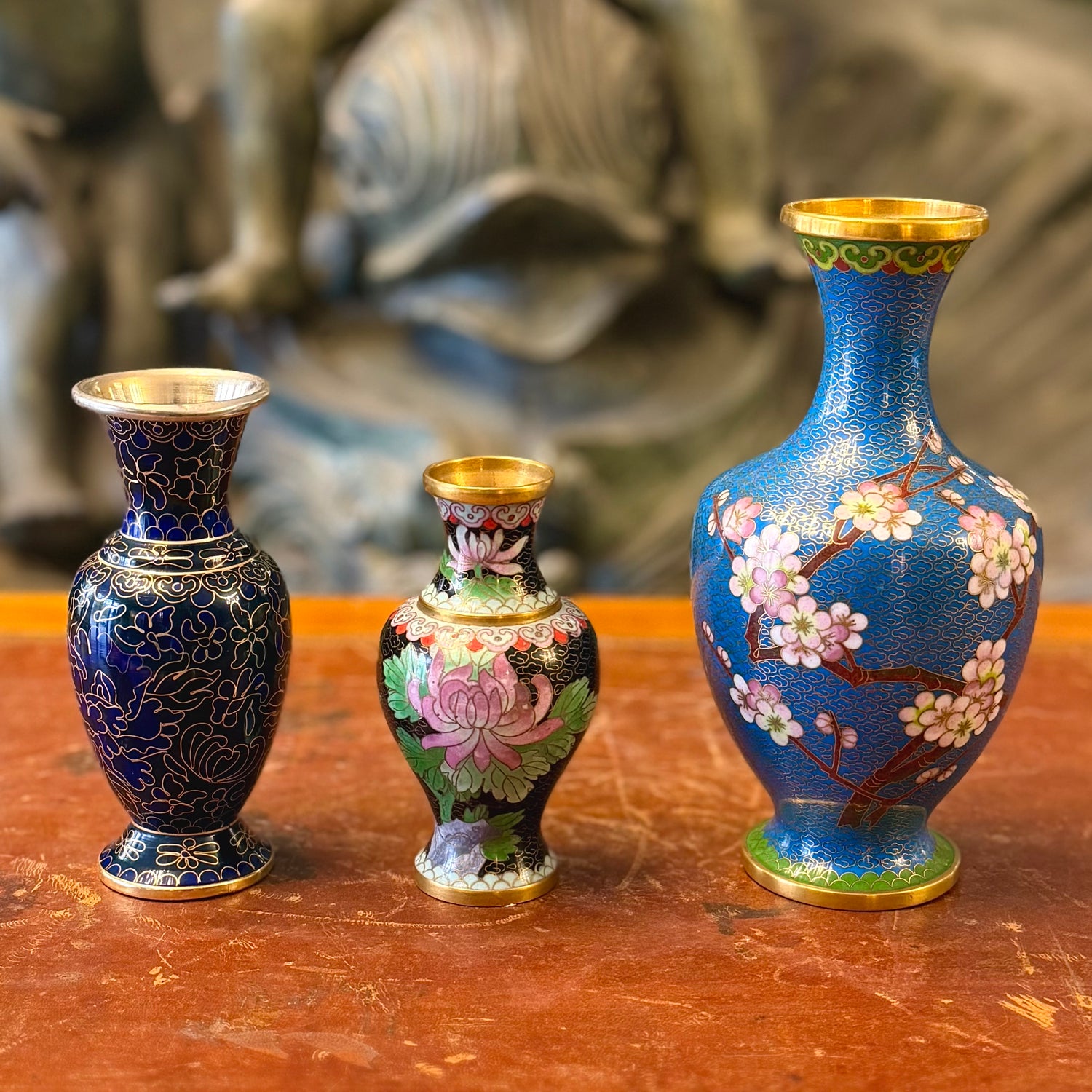 Tres jarroncitos cloissone Meiji. Japón SXIX