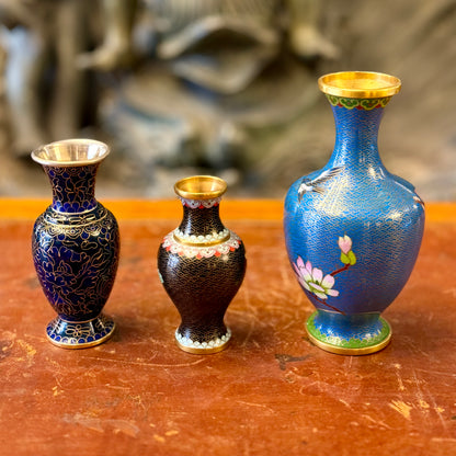 Tres jarroncitos cloissone Meiji. Japón SXIX