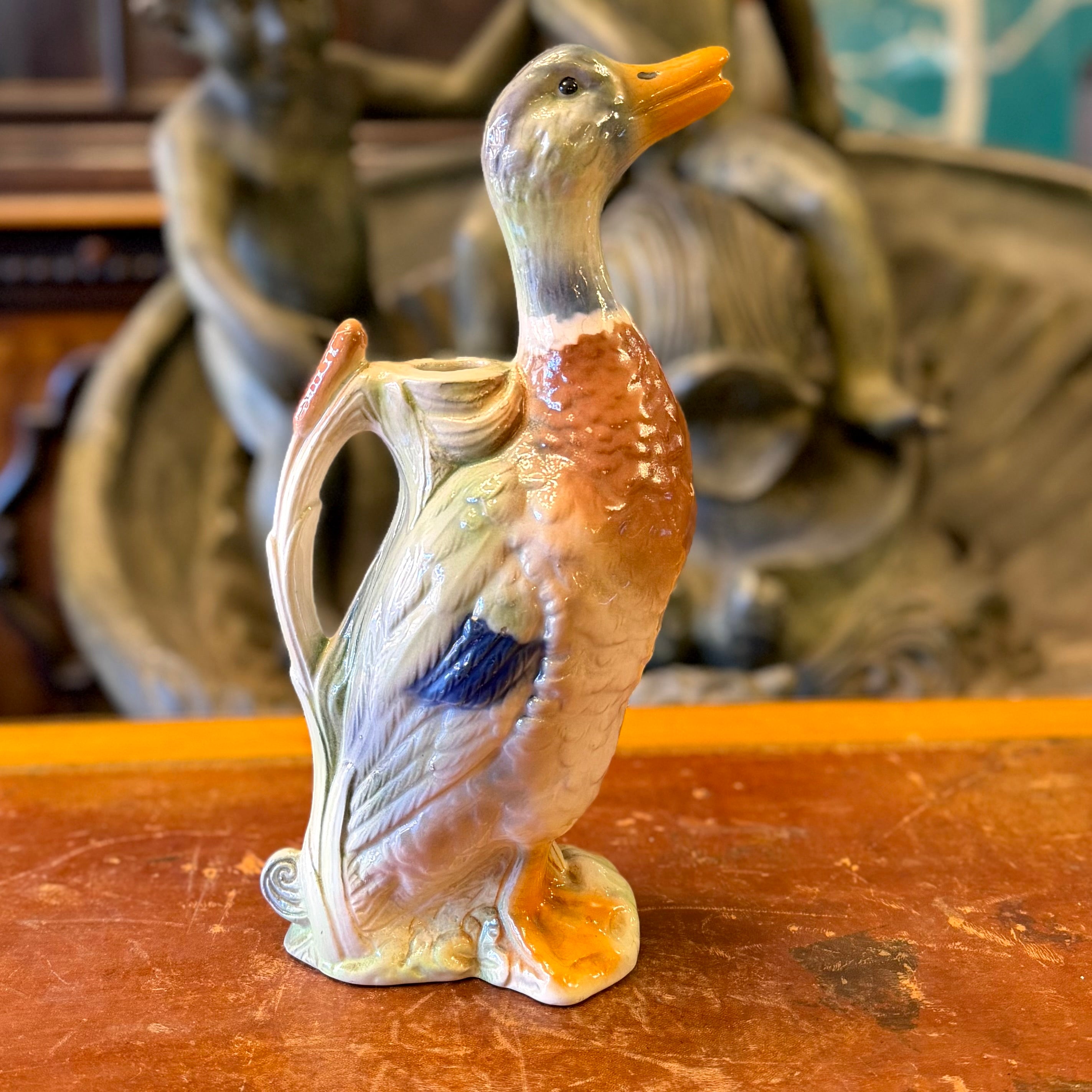 Jarra de vino de mayólica con forma de pato. Francia SXIX