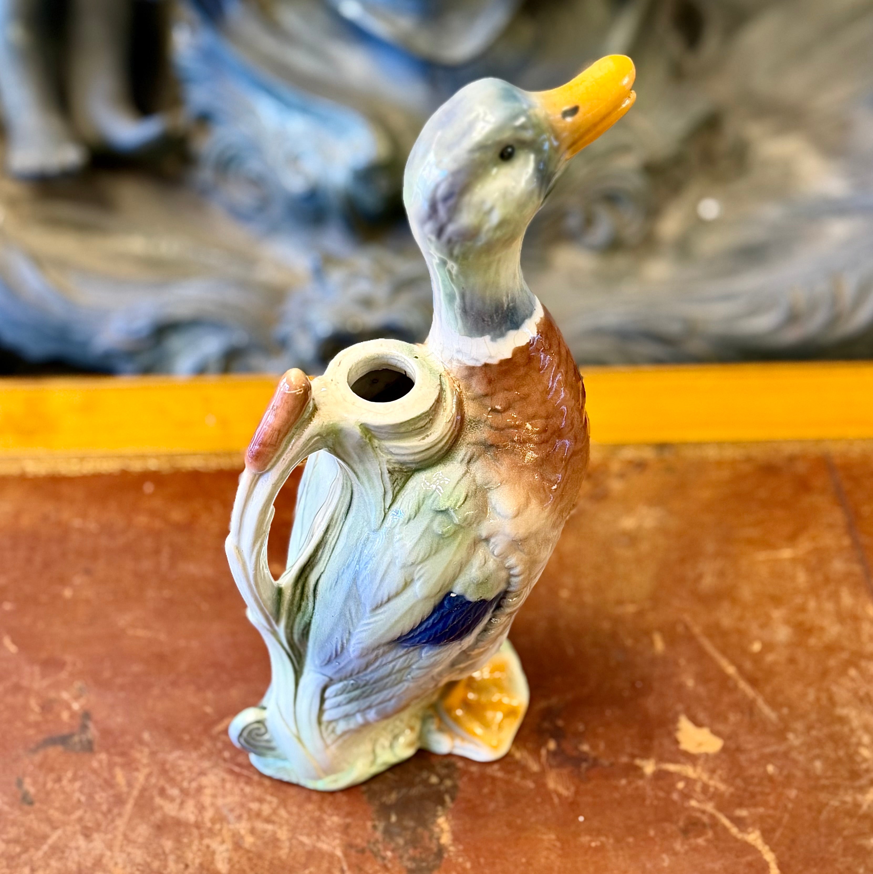 Jarra de vino de mayólica con forma de pato. Francia SXIX