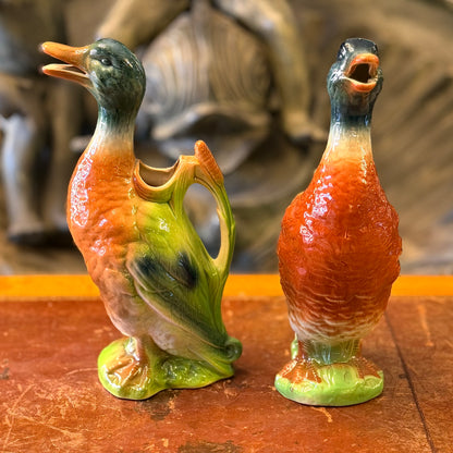 Pareja de jarras para vino de mayólica francesa. Francia SXX