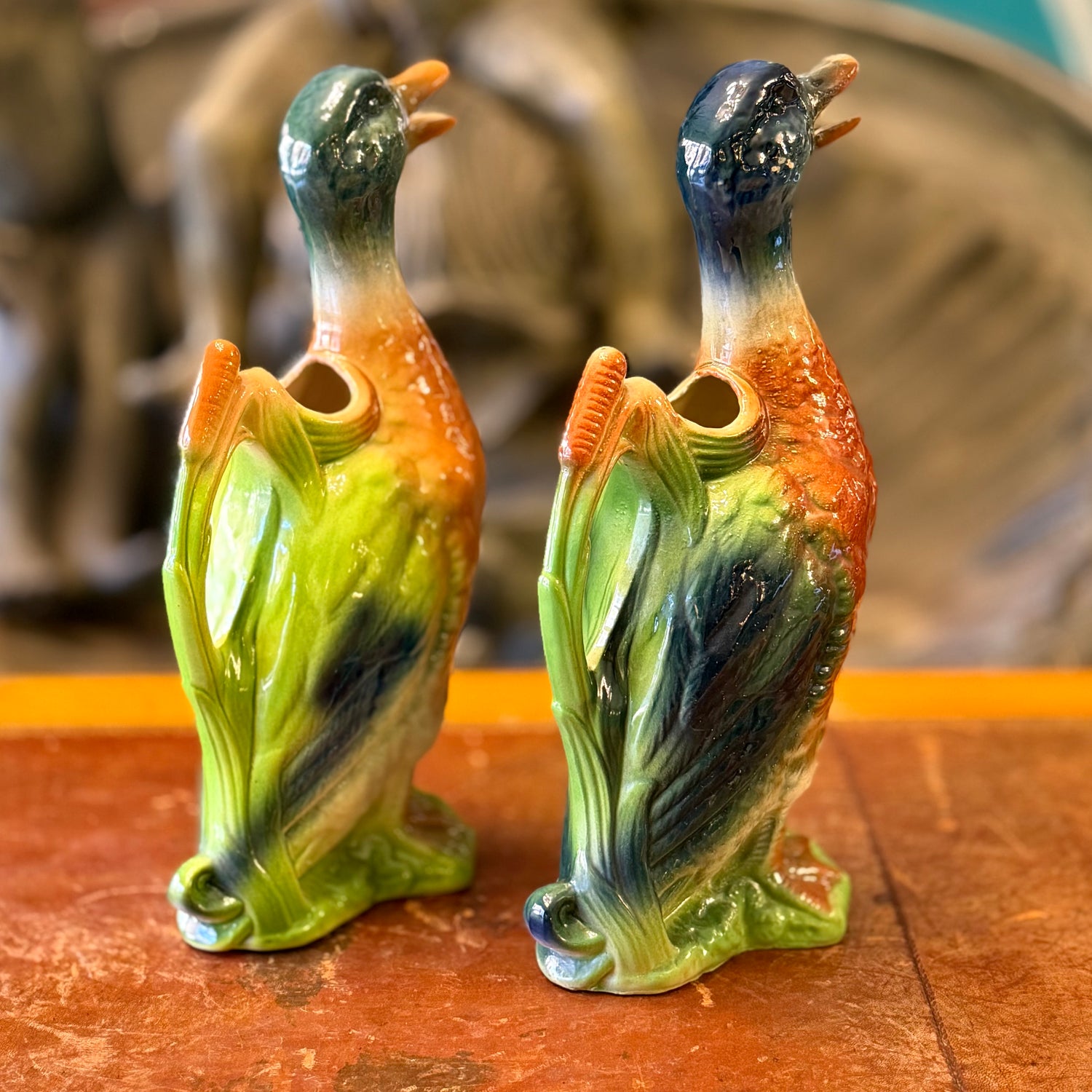 Pareja de jarras para vino de mayólica francesa. Francia SXX