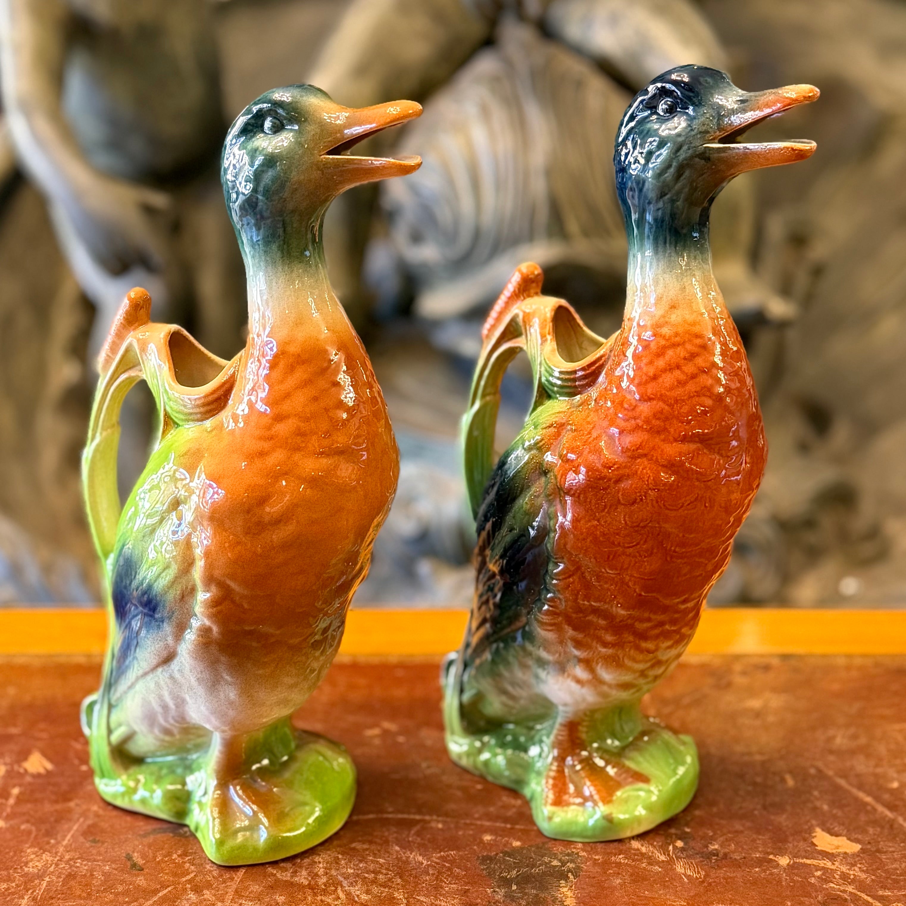Pareja de jarras para vino de mayólica francesa. Francia SXX