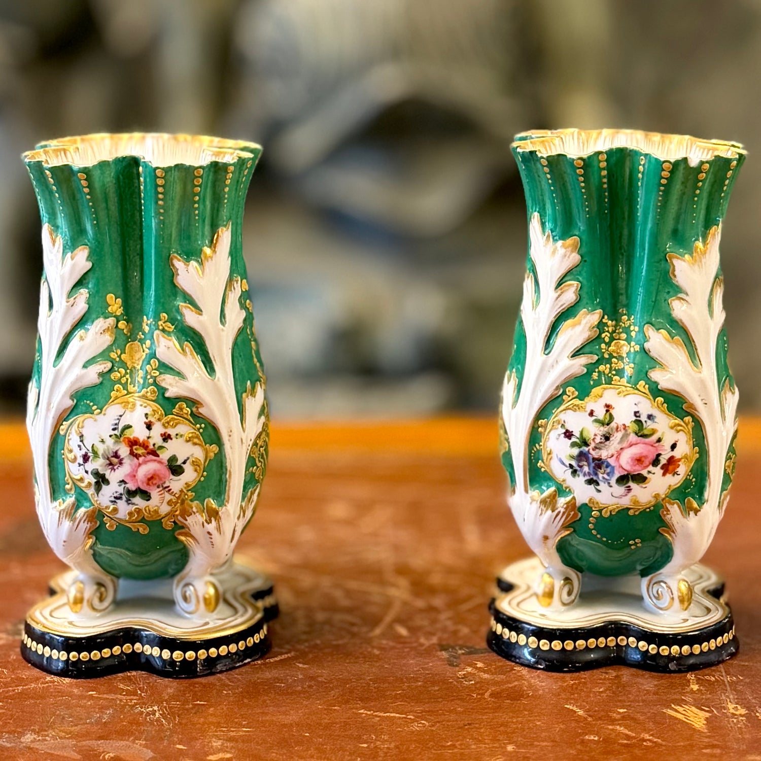 Par de floreros de porcelana franceses Viejo Paris. Francia SXIX