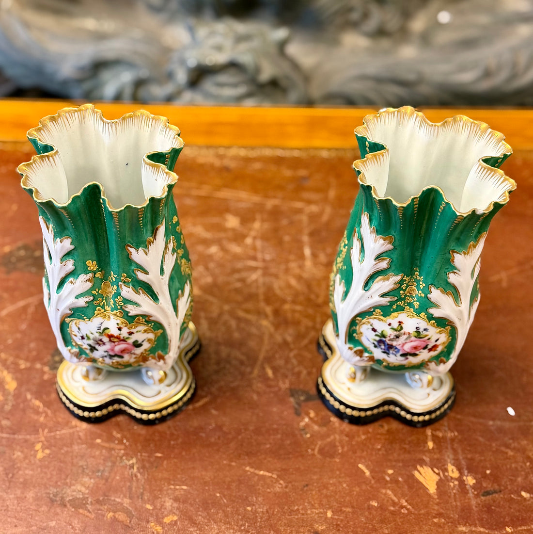 Par de floreros de porcelana franceses Viejo Paris. Francia SXIX