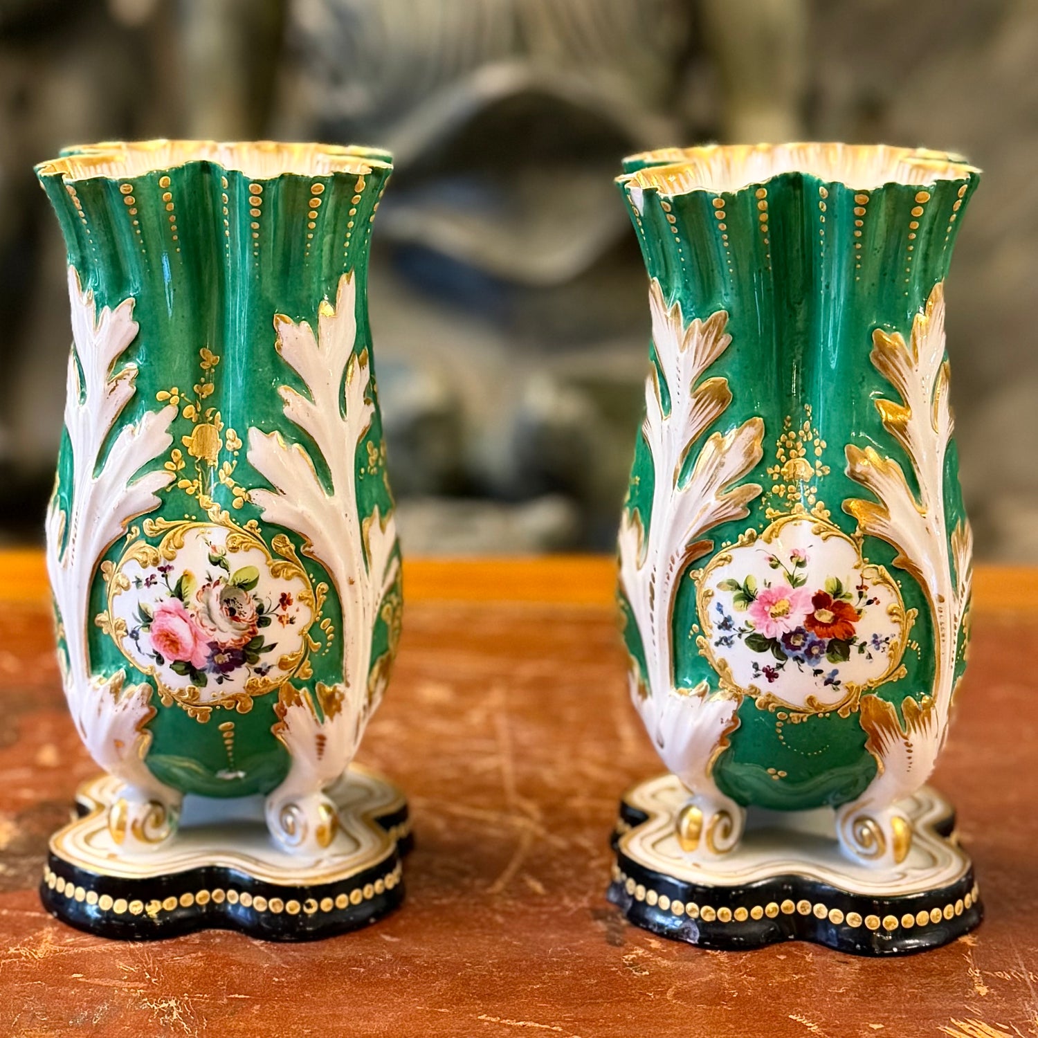 Par de floreros de porcelana franceses Viejo Paris. Francia SXIX