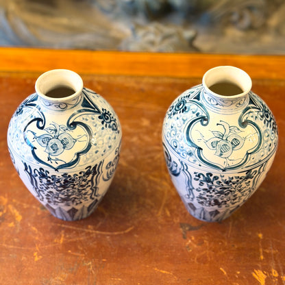 Par de jarroncitos chinos blanco y azul. China SXIX