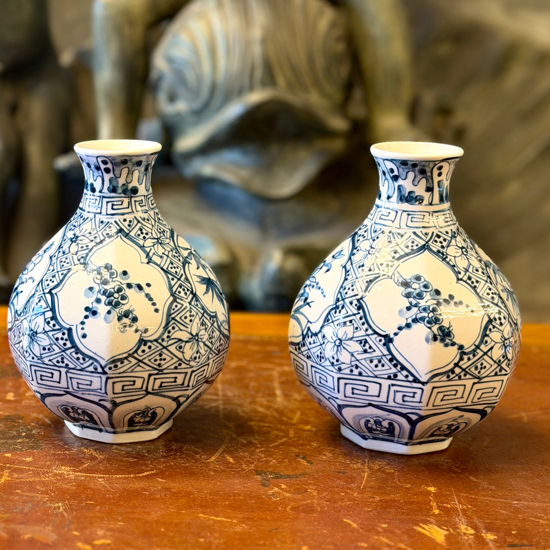 Par jarroncitos chinos blanco y azul. China SXIX