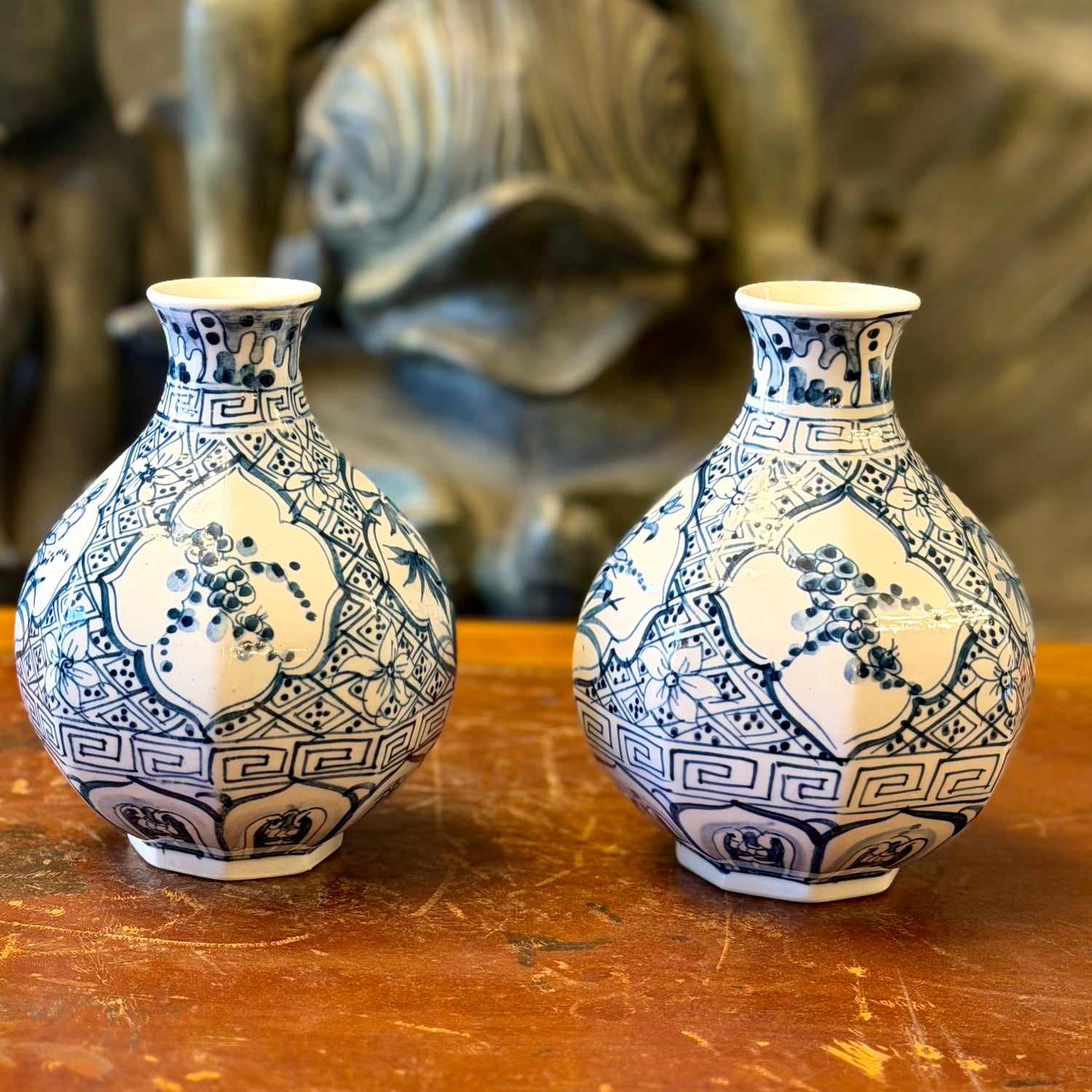 Par jarroncitos chinos blanco y azul. China SXIX