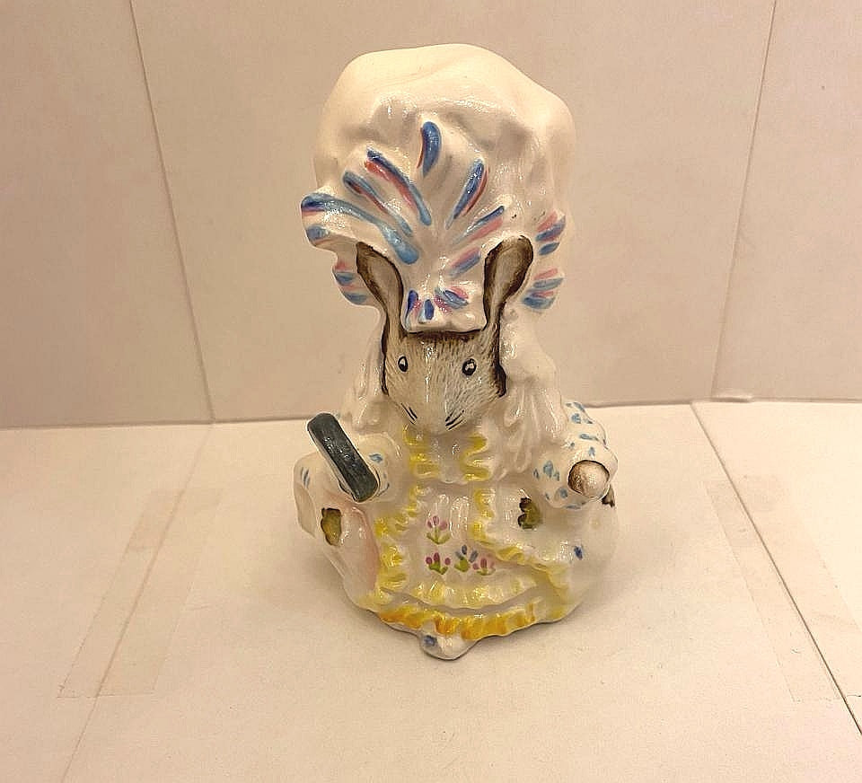 Figura porcelana Inglesa Beswick "Lady Mouse". Año 1951