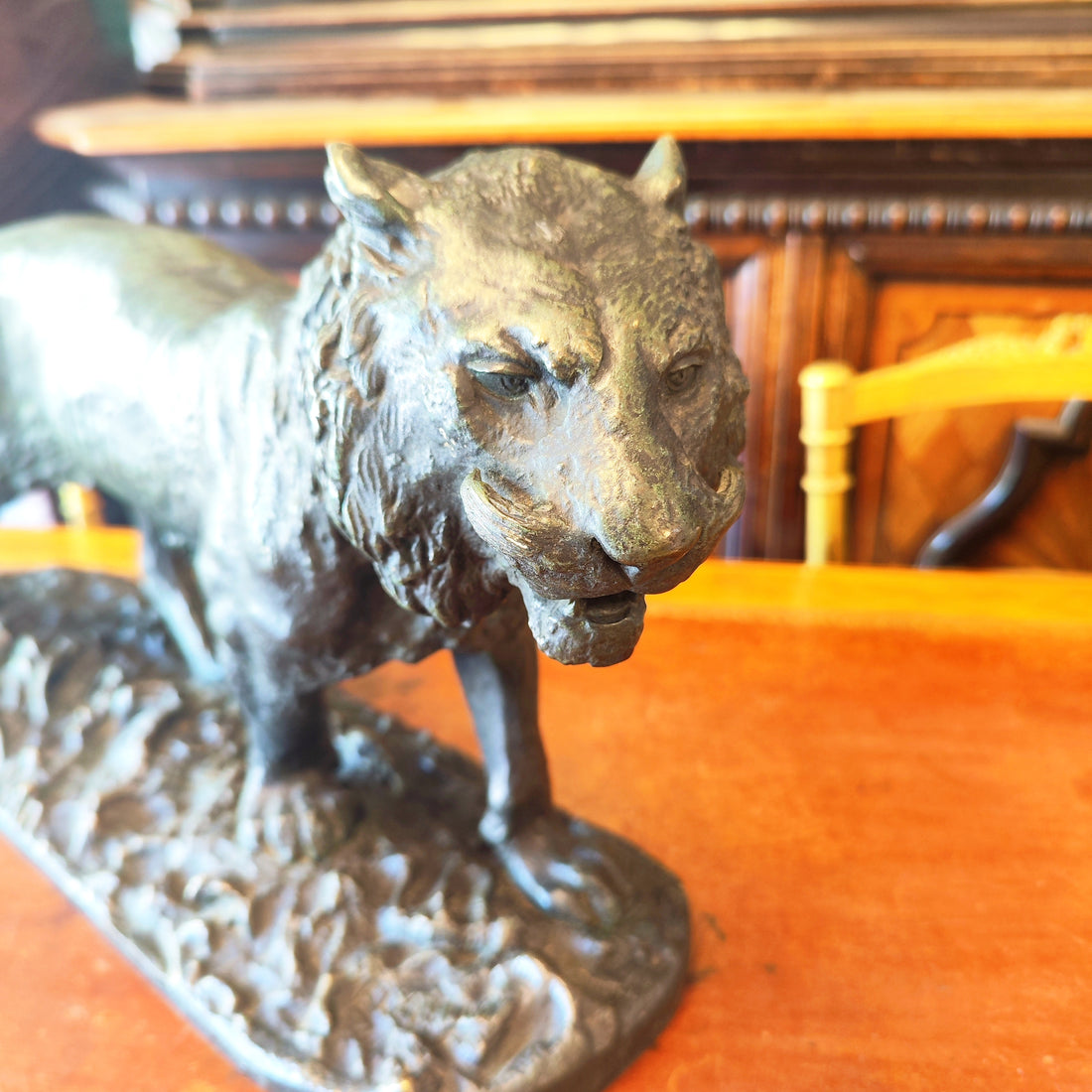 Tigre firma Christophe Fratin de bronce. Francia SXIX