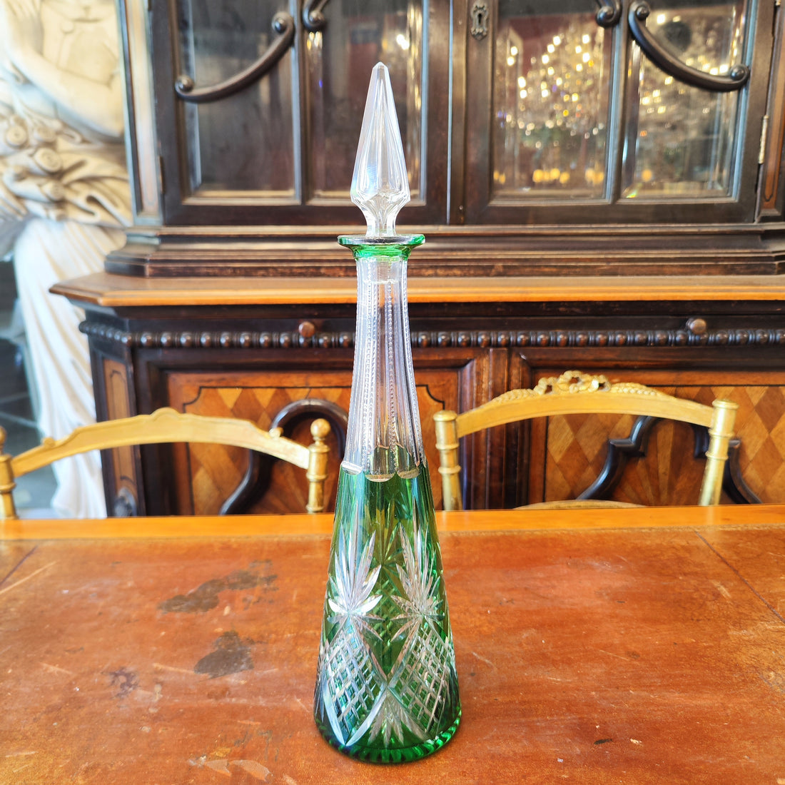 Botella de cristal cortado verde. Checoeslovaquia. SXX