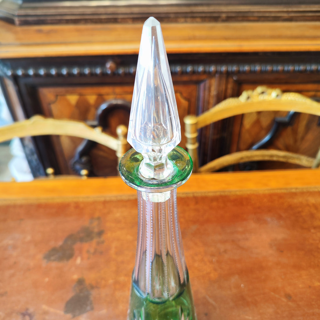 Botella de cristal cortado verde. Checoeslovaquia. SXX