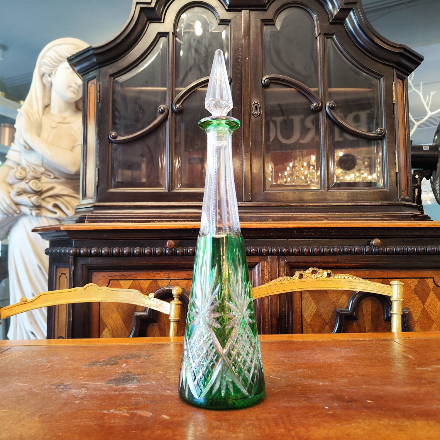 Botella de cristal cortado verde. Checoeslovaquia. SXX