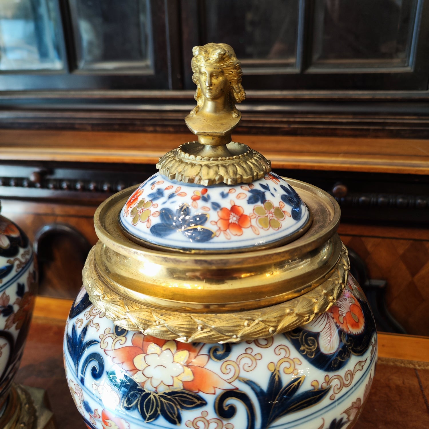 Grandioso par de frascos de jengibre Imari ormulu. Francia mediados SXIX