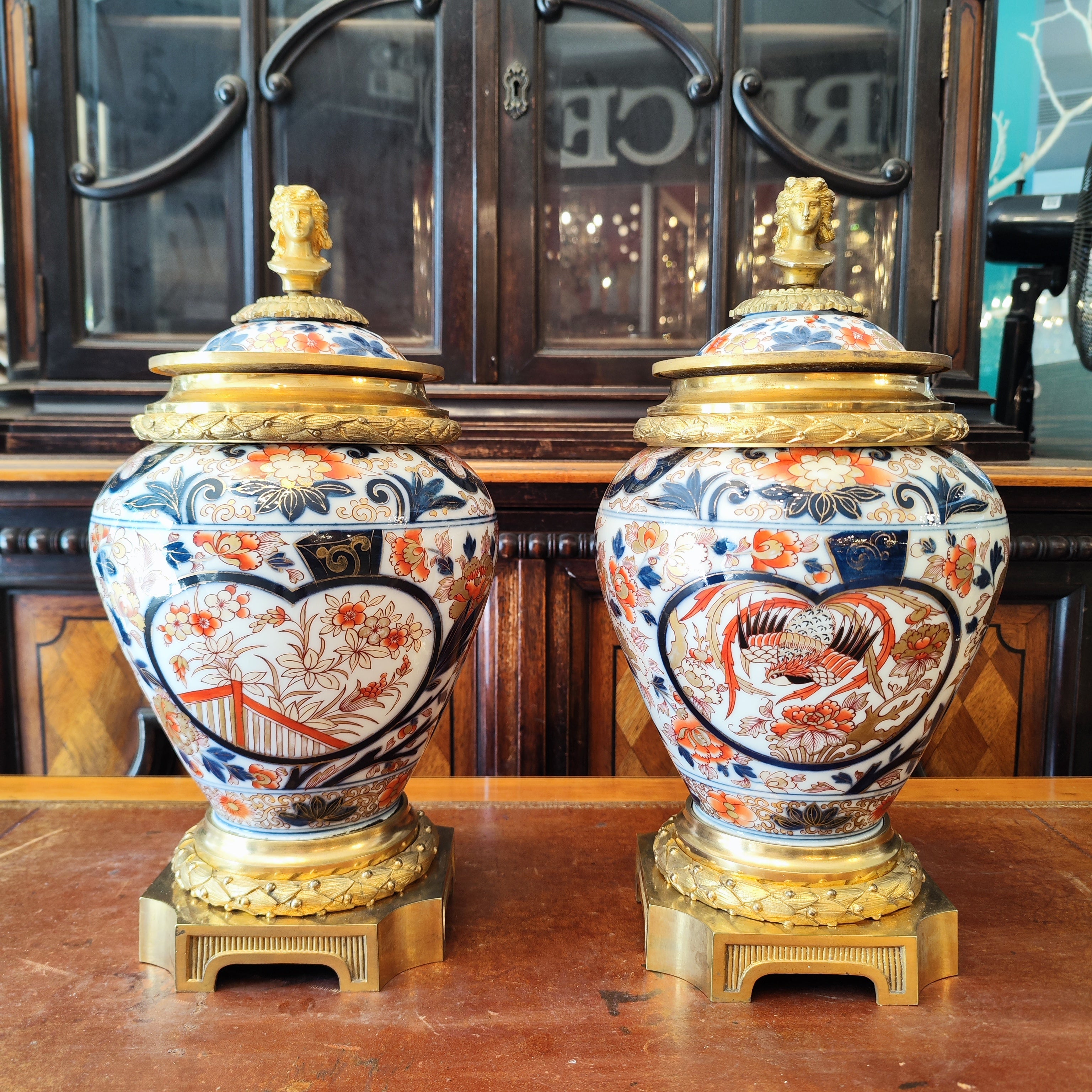 Grandioso par de frascos de jengibre Imari ormulu. Francia mediados SXIX