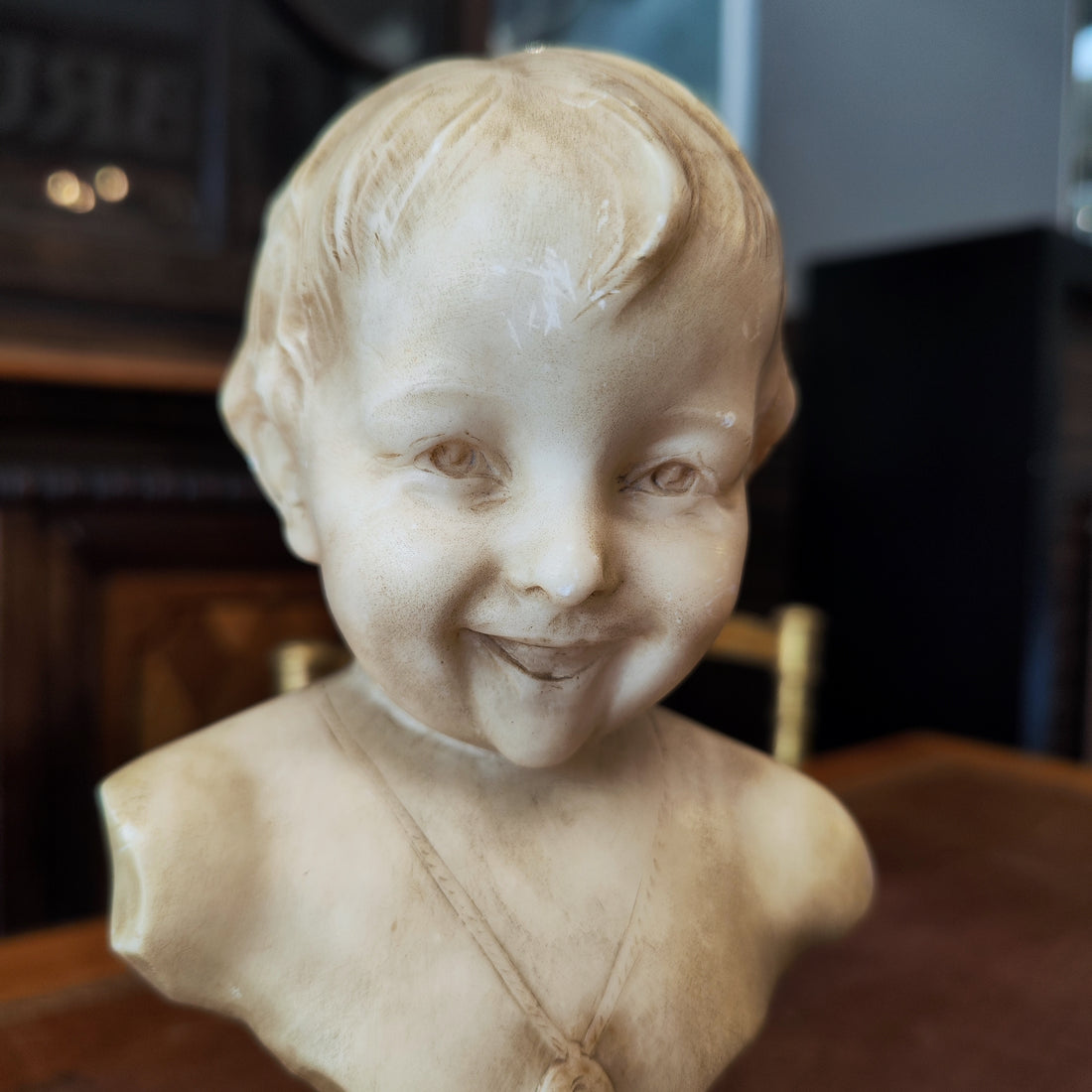 Busto de alabastro italaino de un niño. SXIX