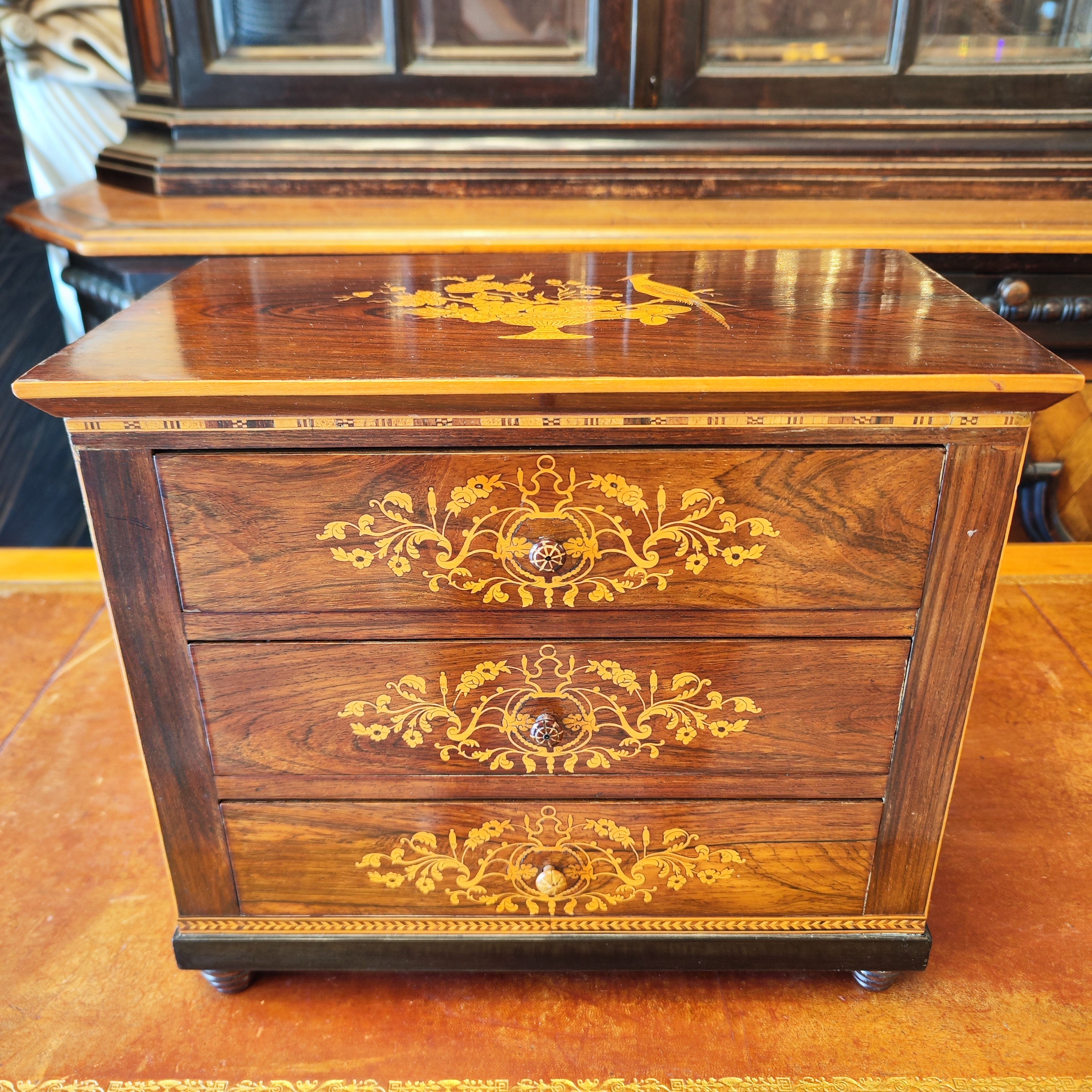 Comoda miniatura estilo Luis XVI. Francia SXIX