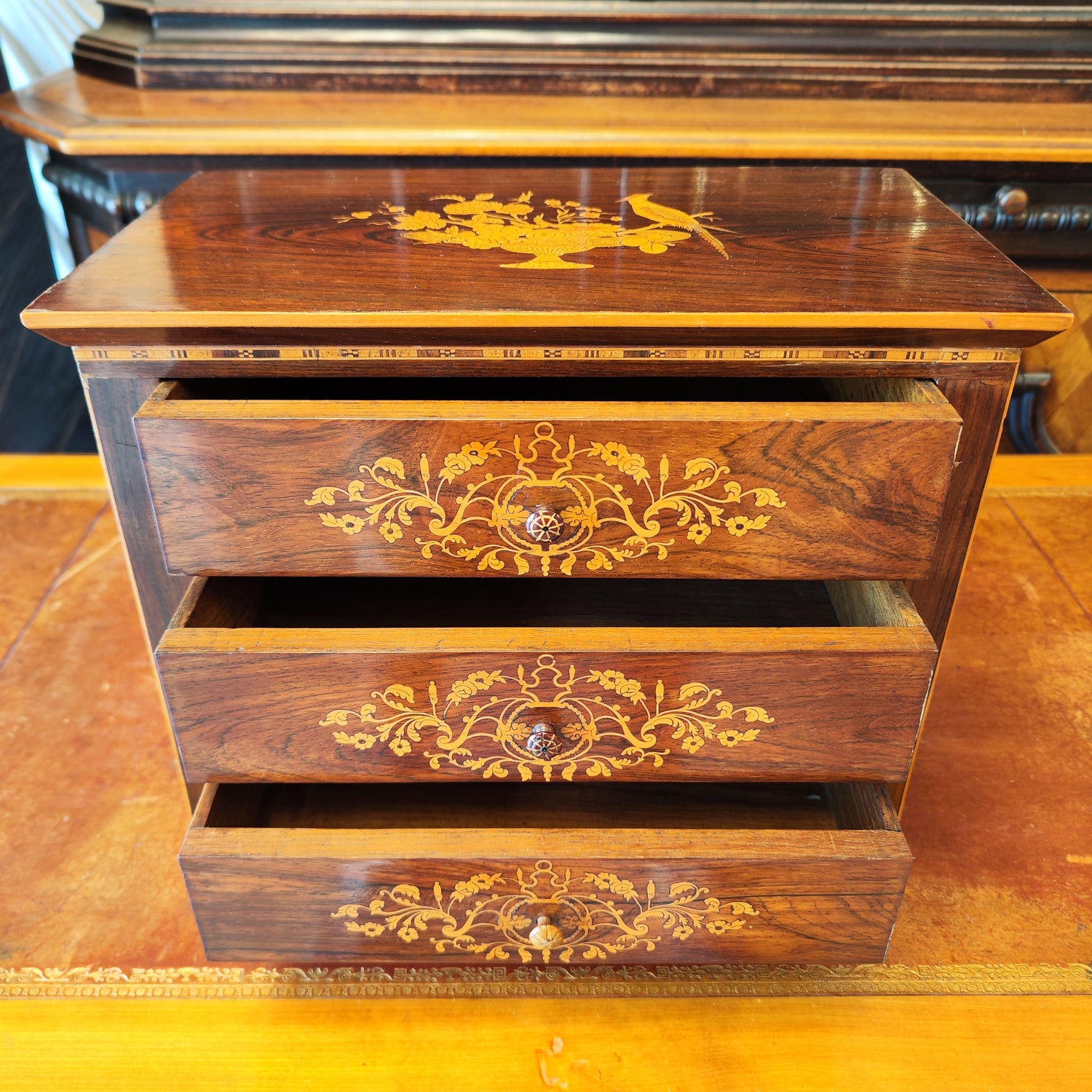 Comoda miniatura estilo Luis XVI. Francia SXIX