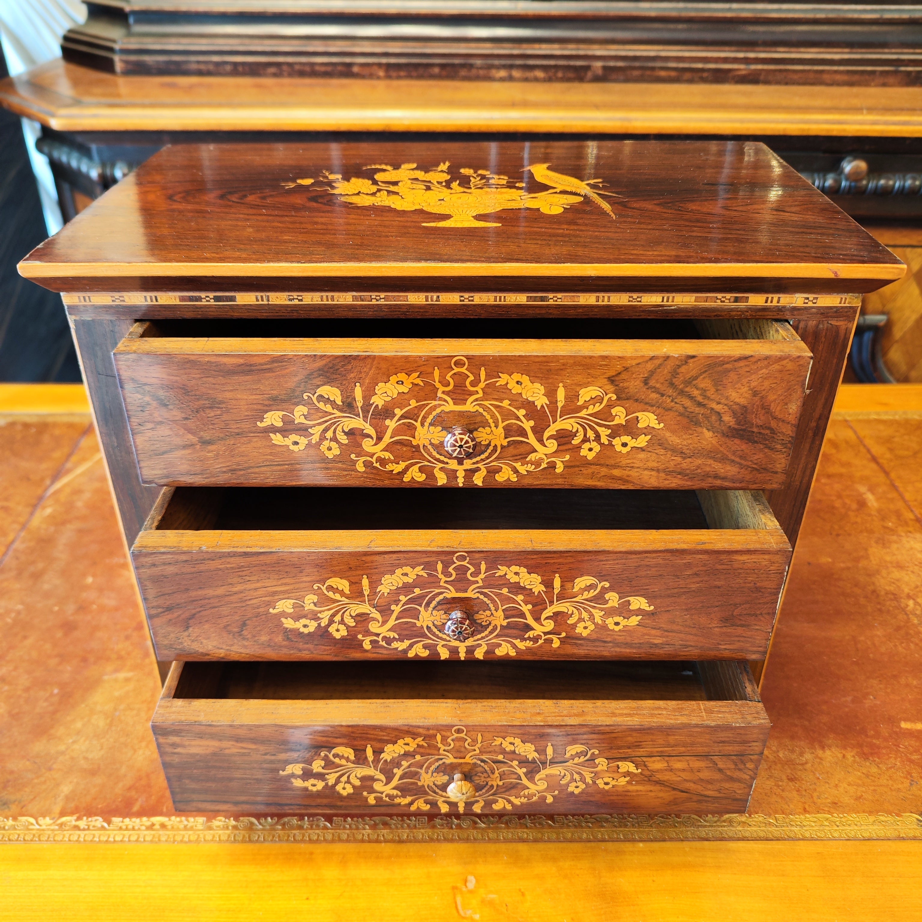 Comoda miniatura estilo Luis XVI. Francia SXIX