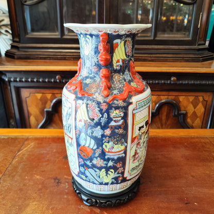 Jarrón chino decorado con flores y personajes. China SXIX