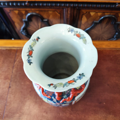 Jarrón chino decorado con flores y personajes. China SXIX