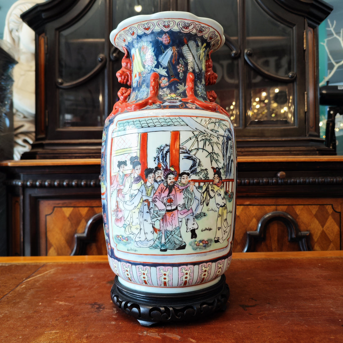 Jarrón chino decorado con flores y personajes. China SXIX