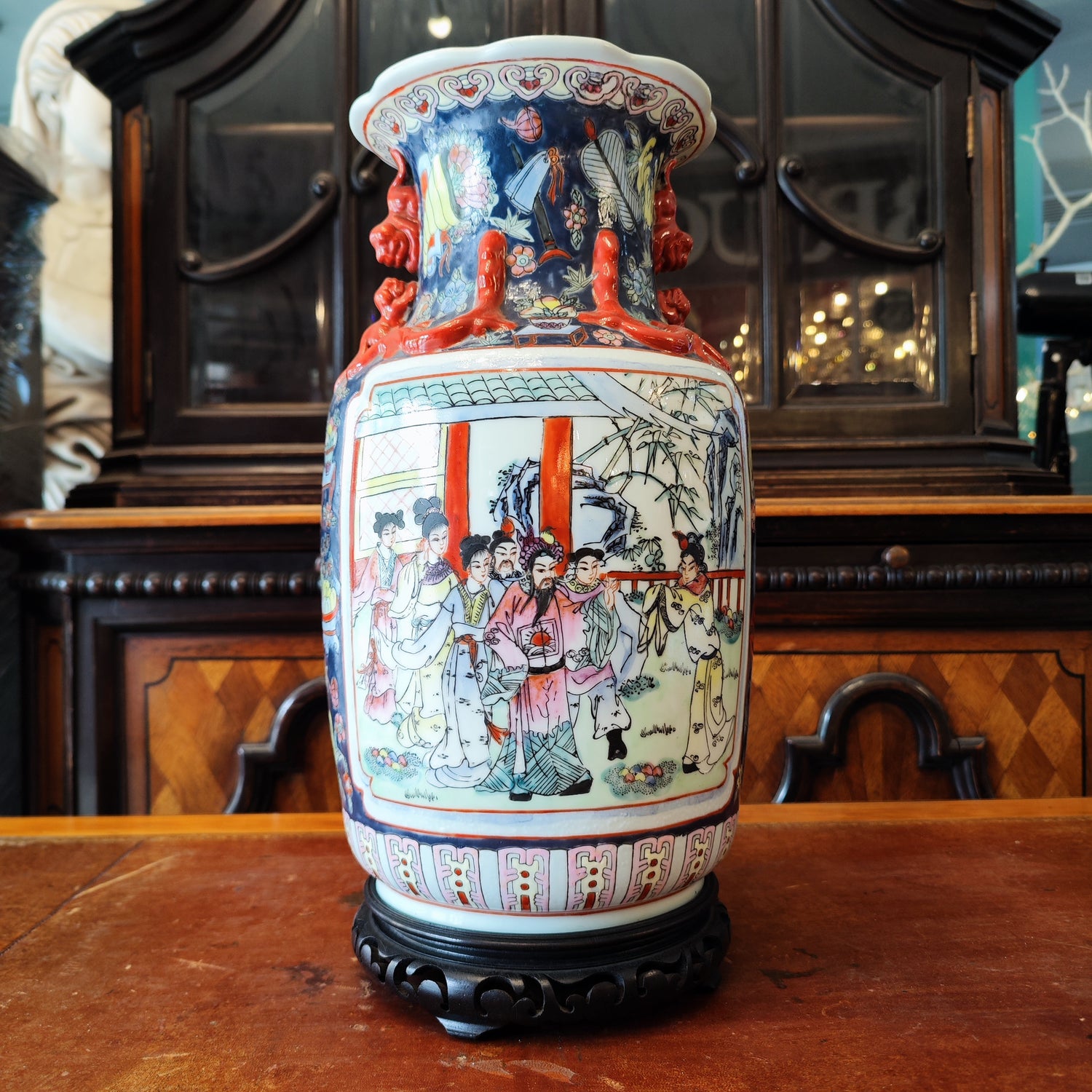 Jarrón chino decorado con flores y personajes. China SXIX