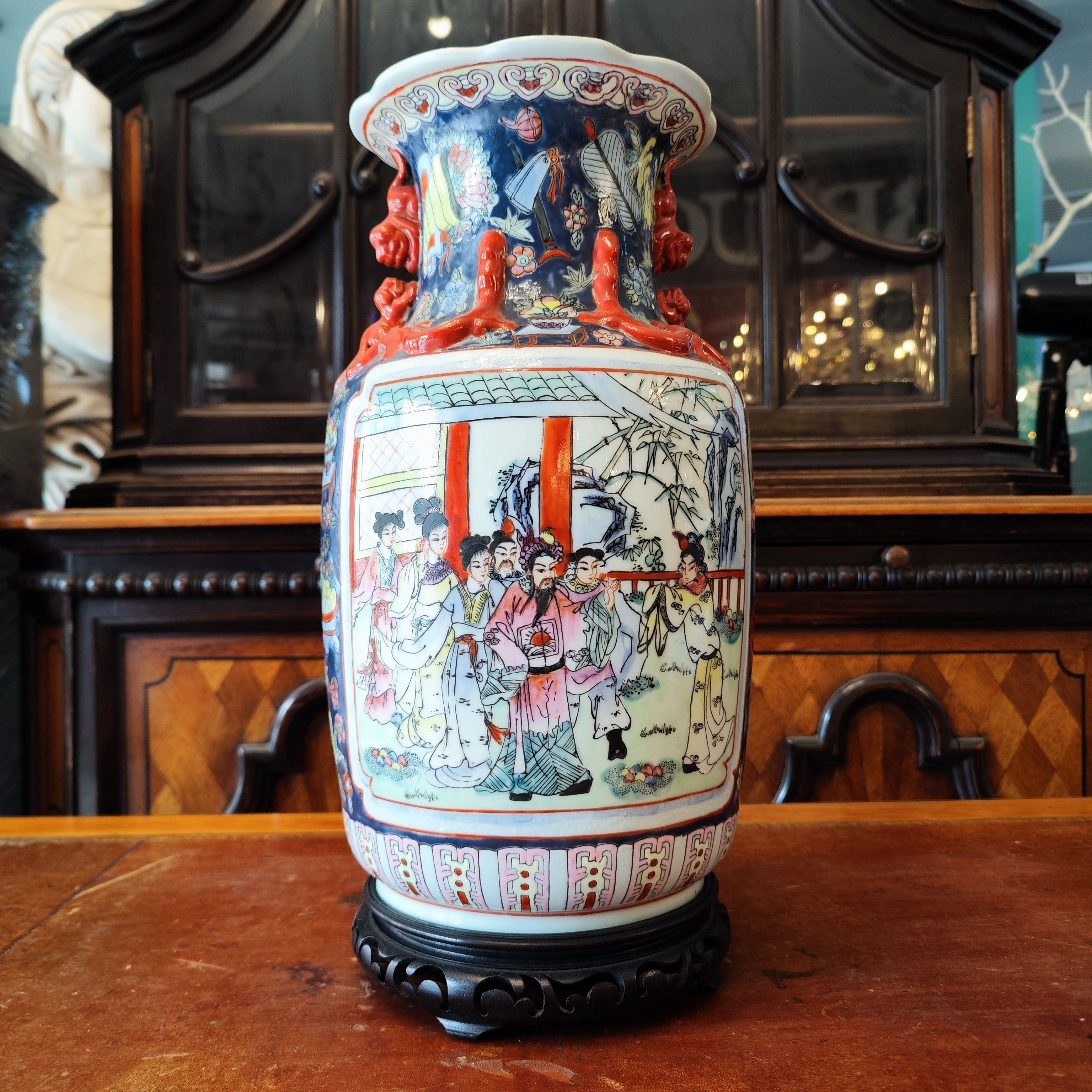 Jarrón chino decorado con flores y personajes. China SXIX
