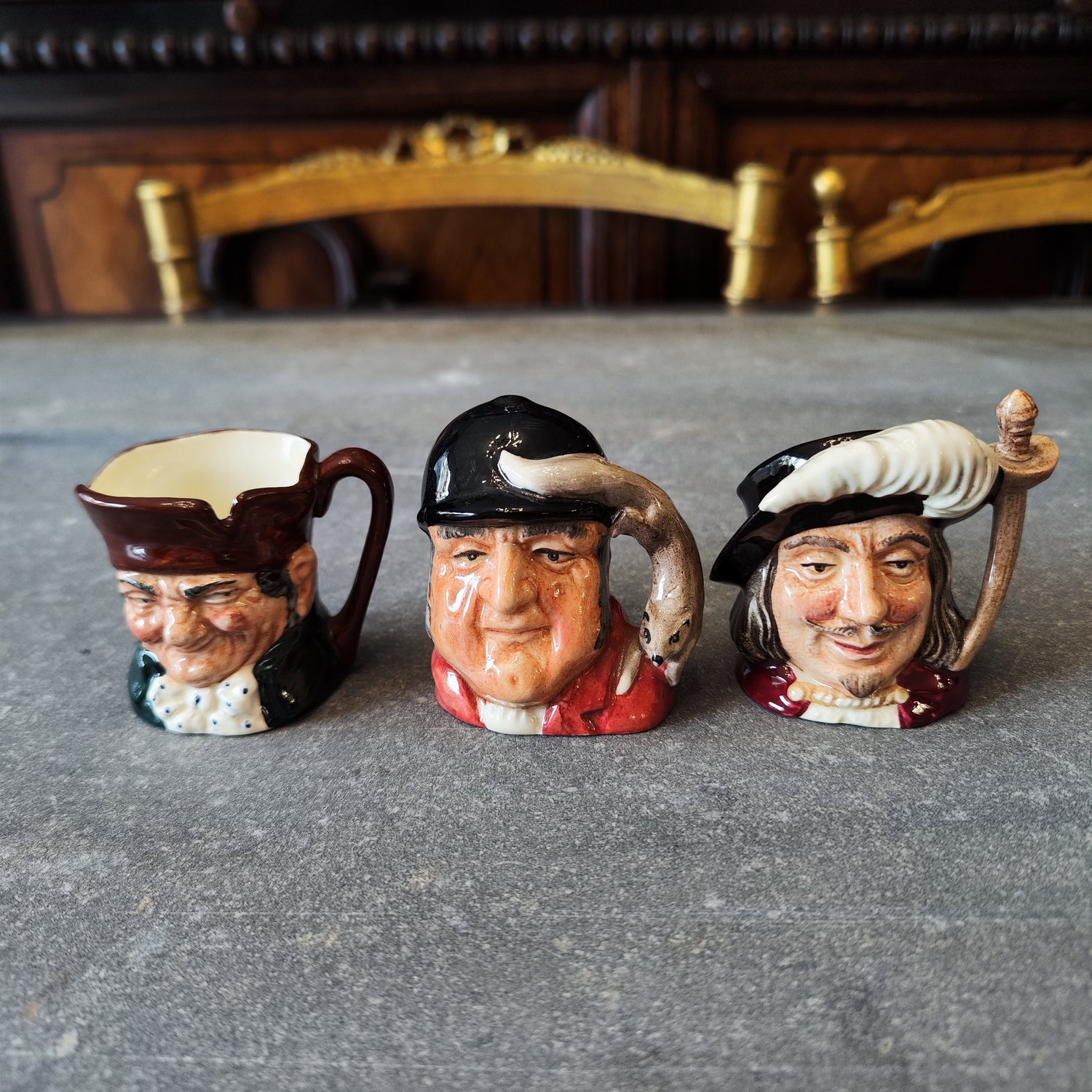 Juego de tres jarras Toby. Royal Doulton Inglaterra SXX