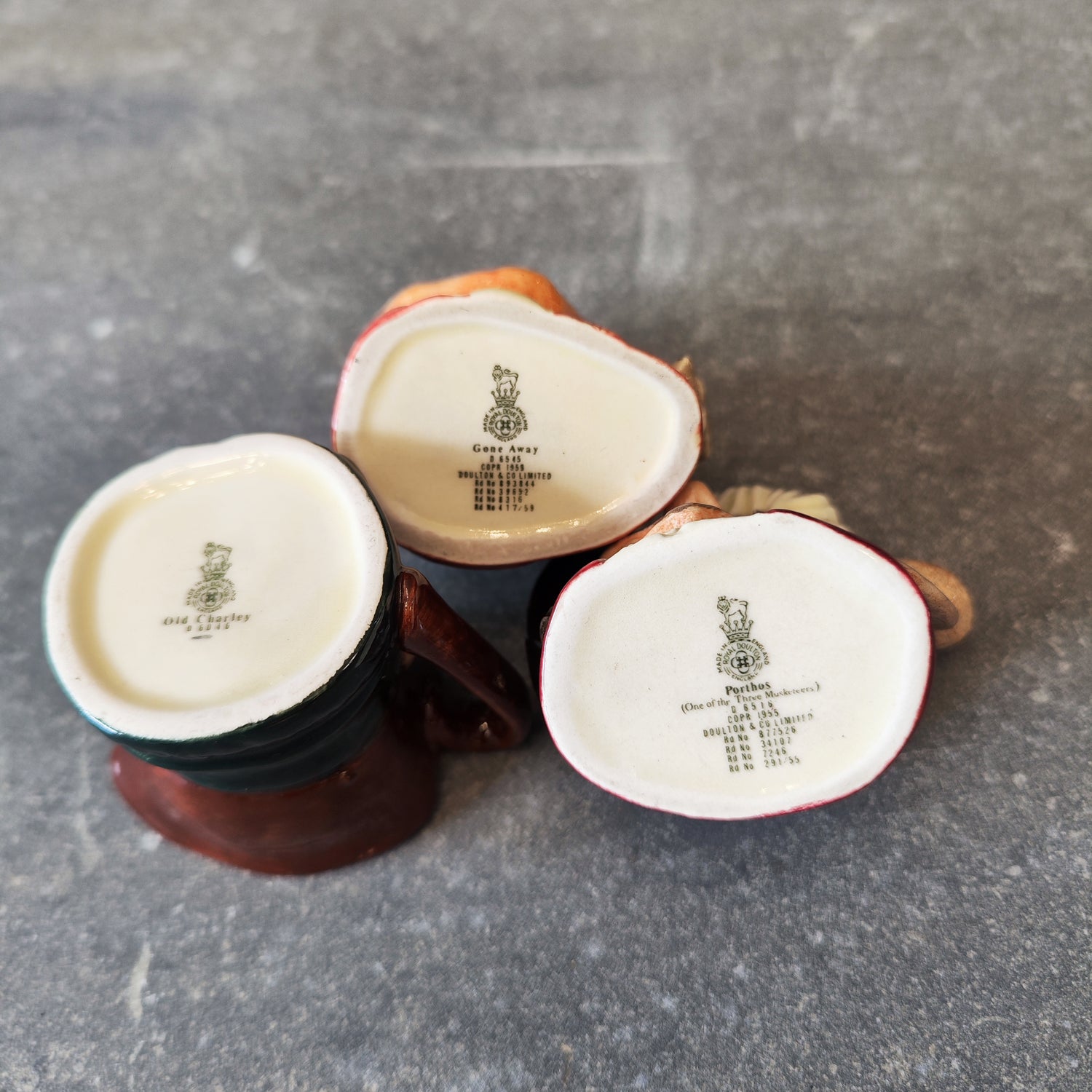 Juego de tres jarras Toby. Royal Doulton Inglaterra SXX