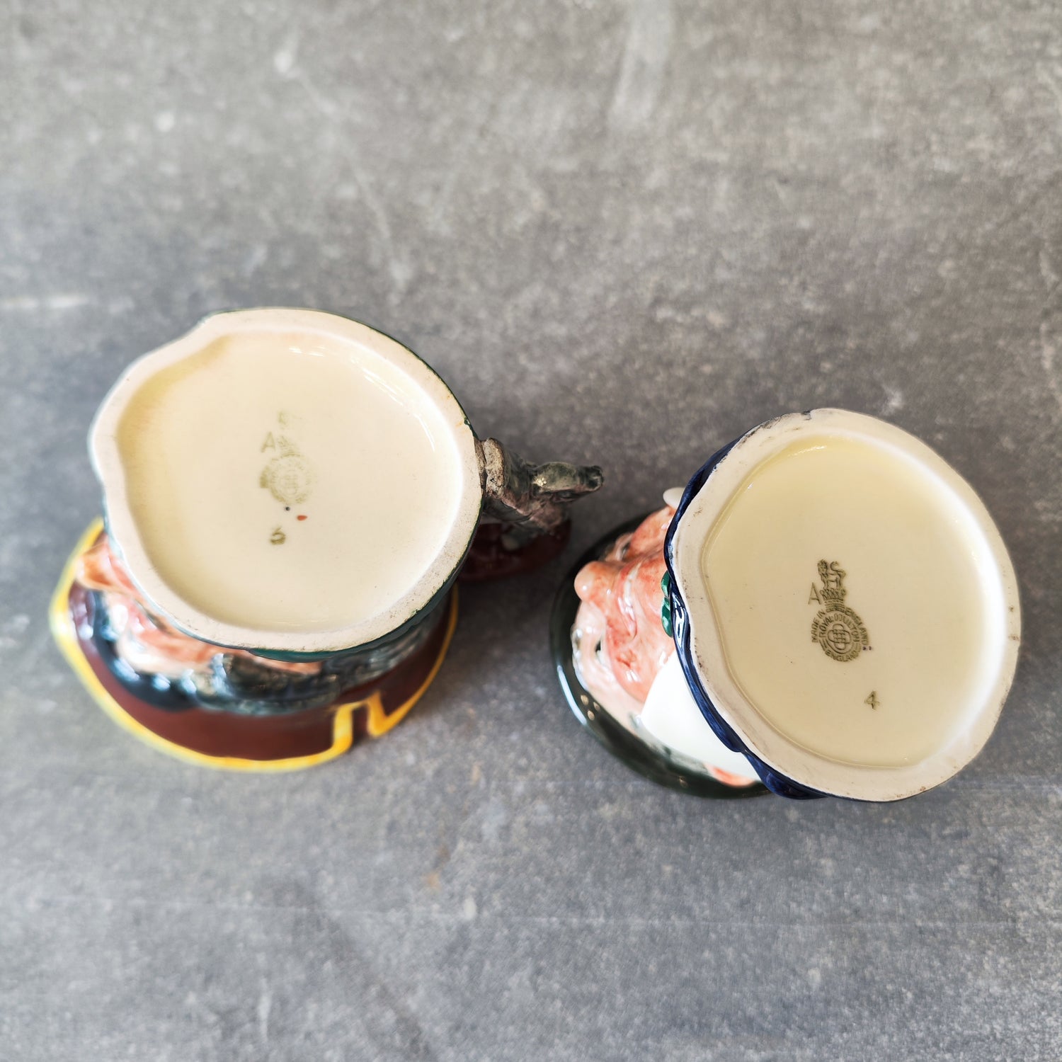 Par de jarras Toby Royal Doulton. Inglaterra SXX