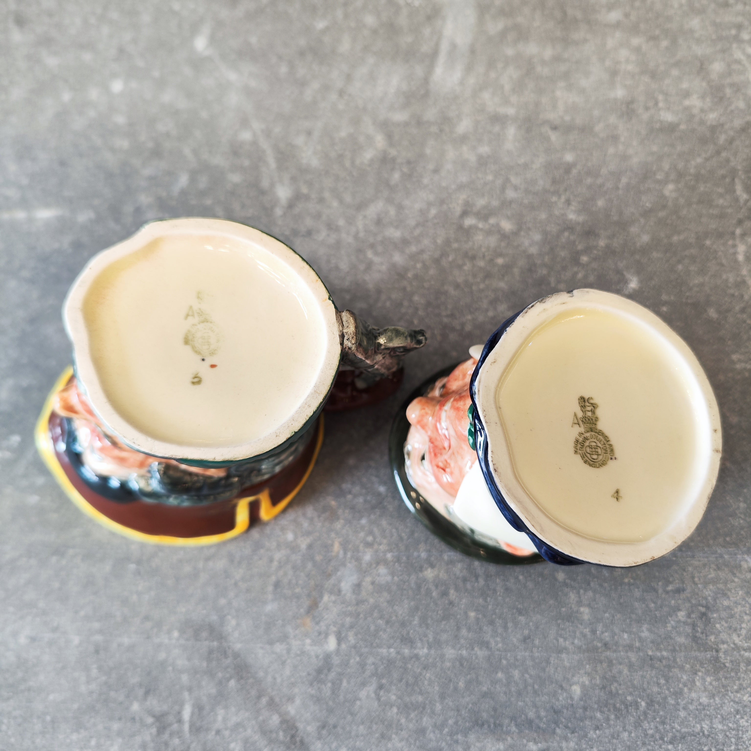 Par de jarras Toby Royal Doulton. Inglaterra SXX