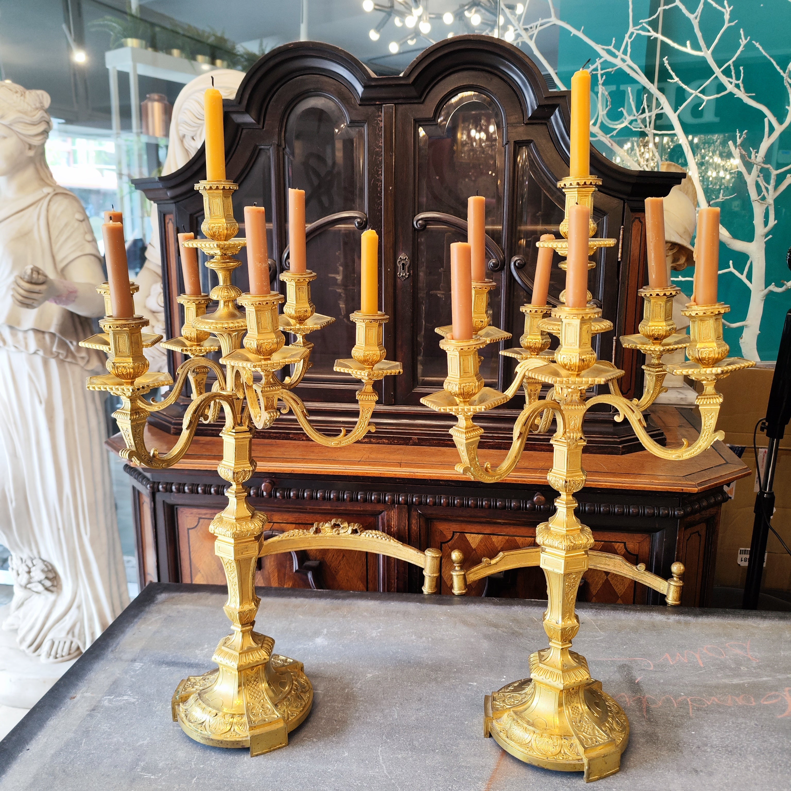 Gran par de candelabros franceses de bronce época Napoleón III. SXIX