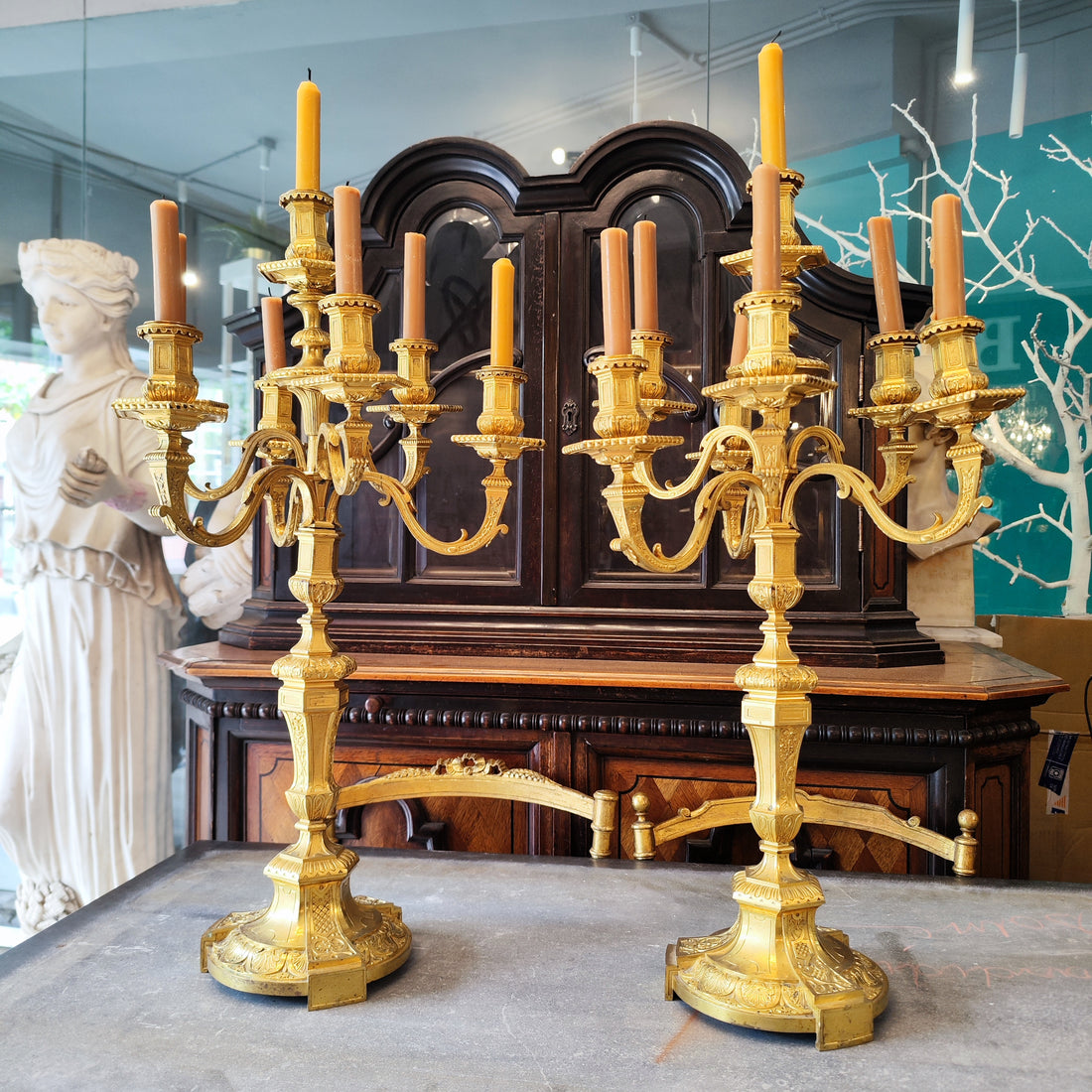 Gran par de candelabros franceses de bronce época Napoleón III. SXIX