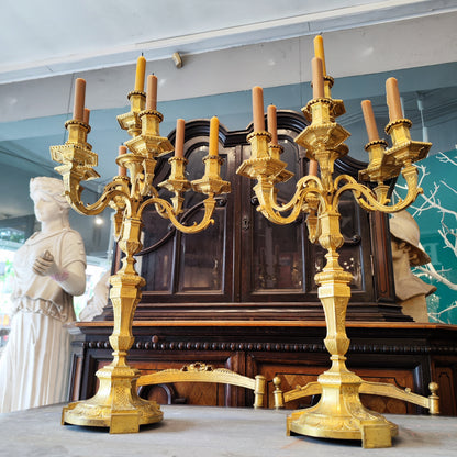 Gran par de candelabros franceses de bronce época Napoleón III. SXIX