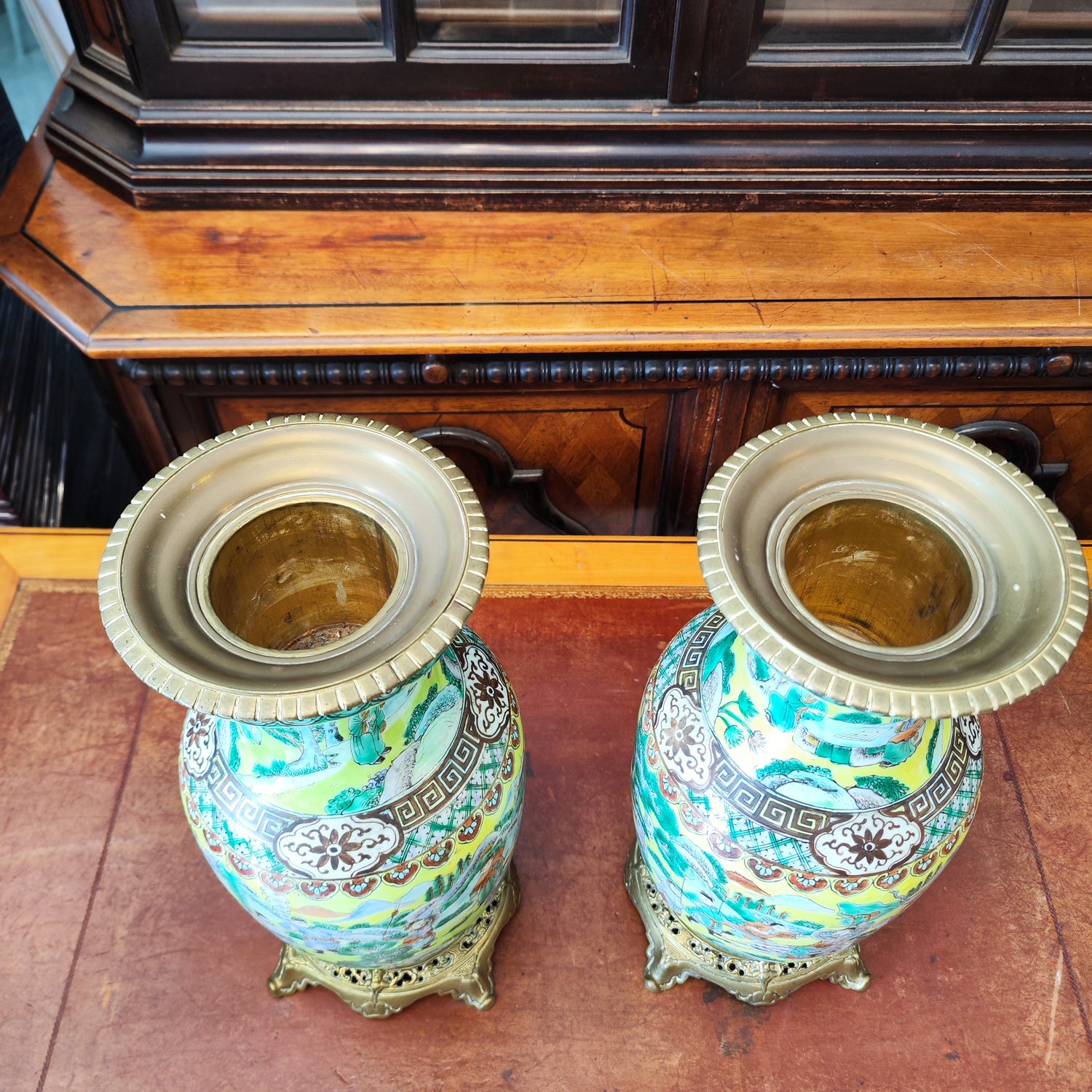 Par de jarrones de porcelana china amarillo imperial. China SXIX