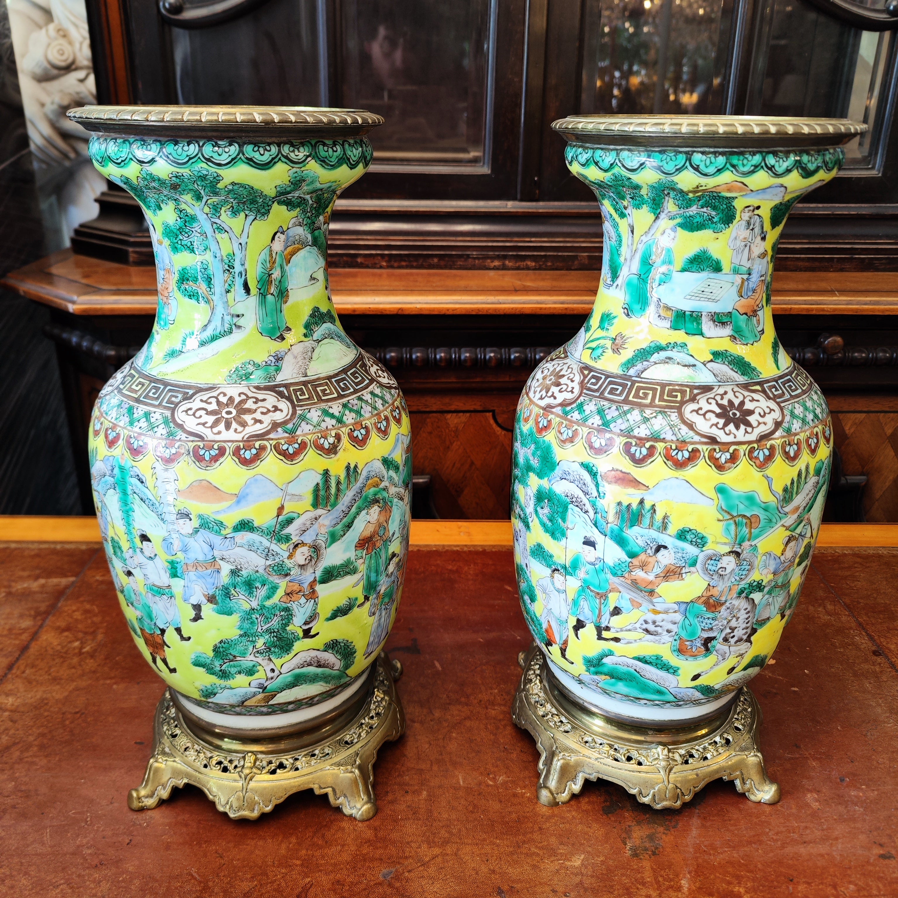 Par de jarrones de porcelana china amarillo imperial. China SXIX