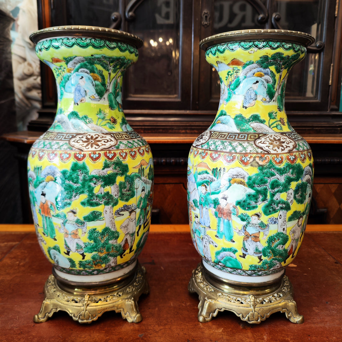 Par de jarrones de porcelana china amarillo imperial. China SXIX